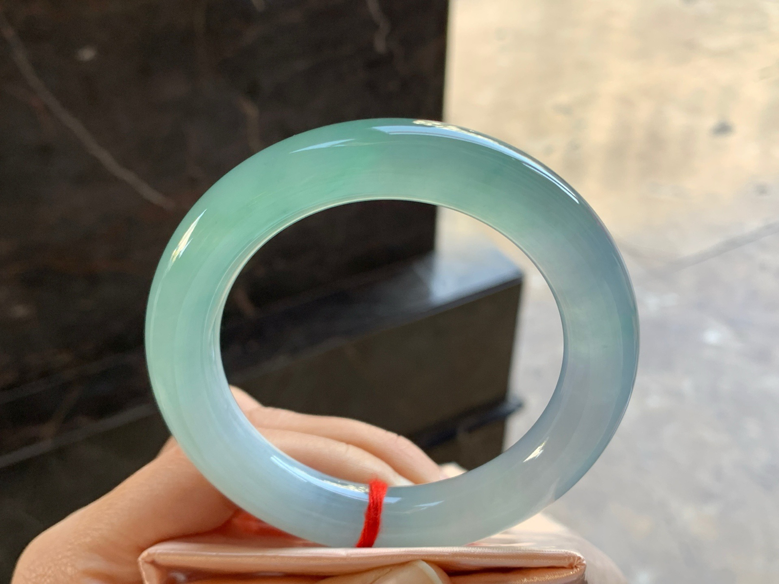 57-12

冰晴蓝圆条手镯^_^颜色鲜艳