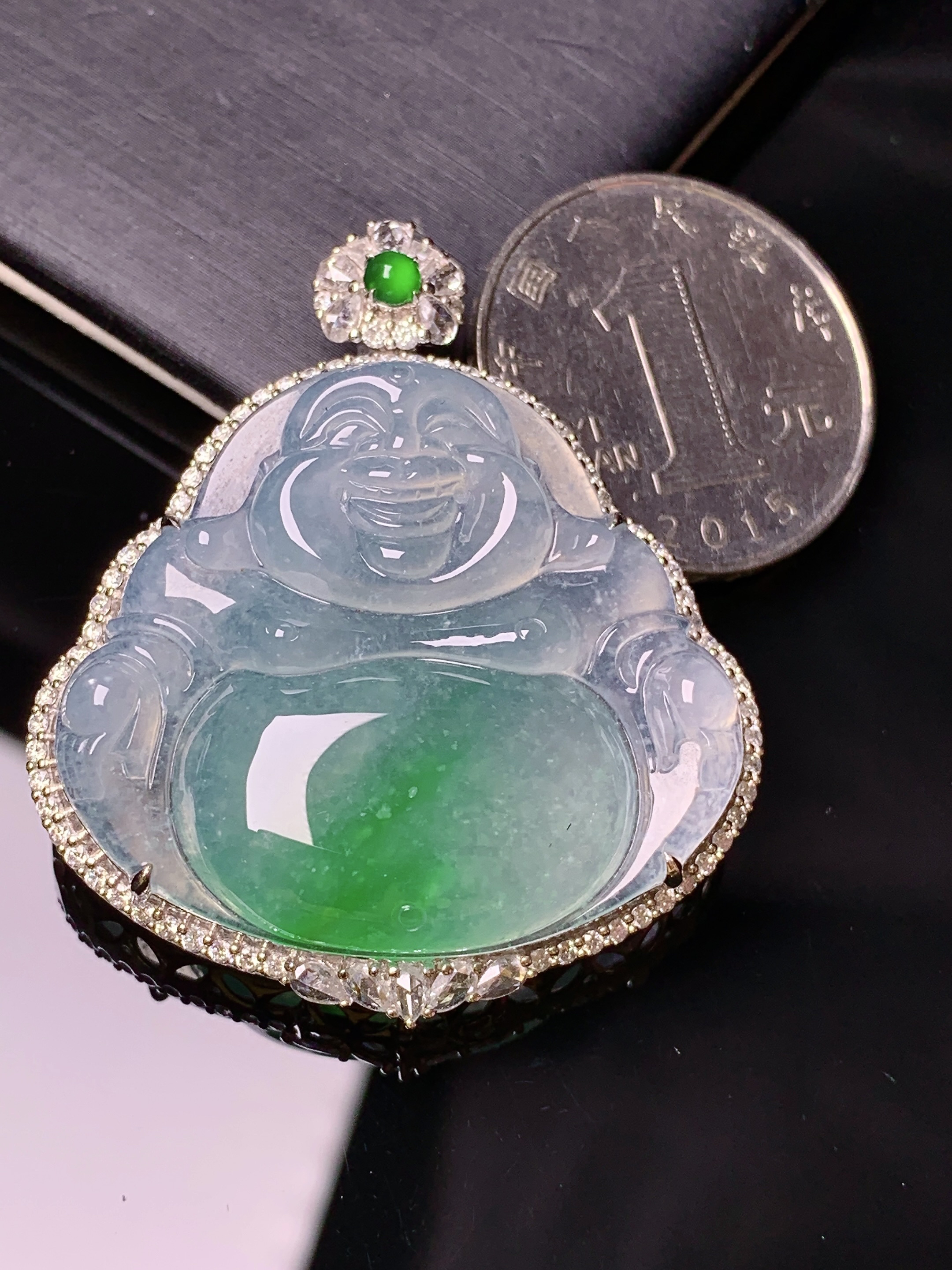 18k金钻镶嵌冰种飘绿佛公吊坠 玉质细腻 色泽艳丽清新 水润亮眼 整体尺寸43.8*37.7*11.8