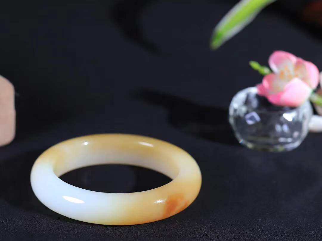 【暖玉生香·手镯】

收藏级臻品和田玉糖白玉手镯，质地油润细腻，色泽高贵典雅，镯型古朴典雅。在诗情