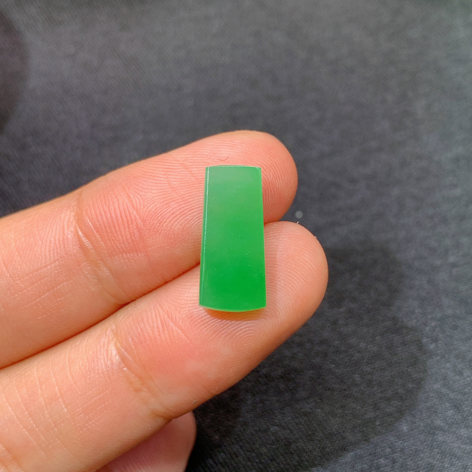 阳绿无事牌，镶嵌佳品，冰润色阳，种水足，001 尺寸14.8*6.7*2.9