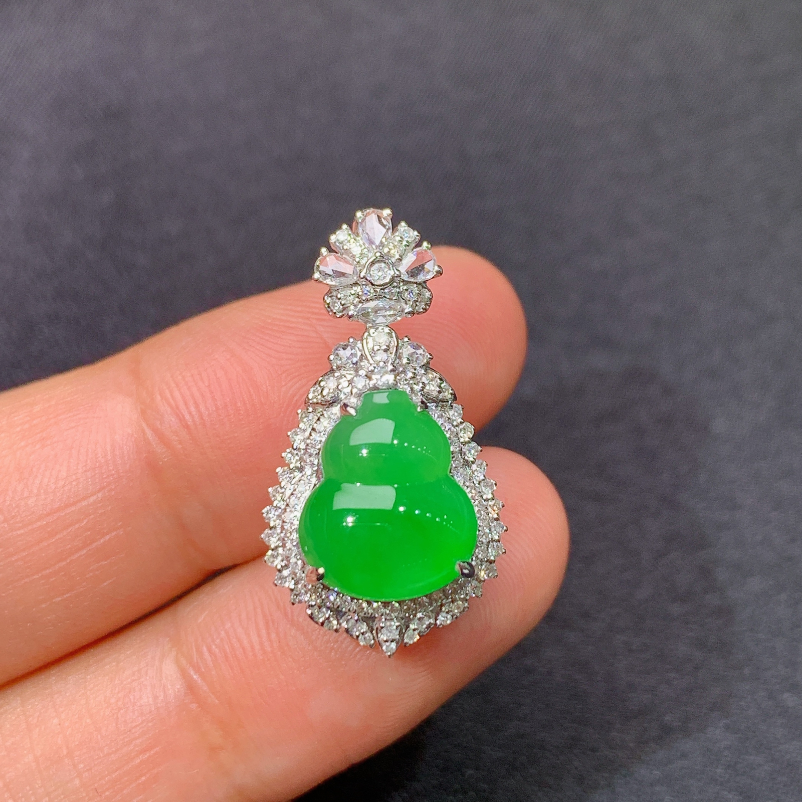 冰阳绿葫芦吊坠，18k金镶嵌，冰润色阳，玉质细腻，种水足，Cr 尺寸24*13*11.4