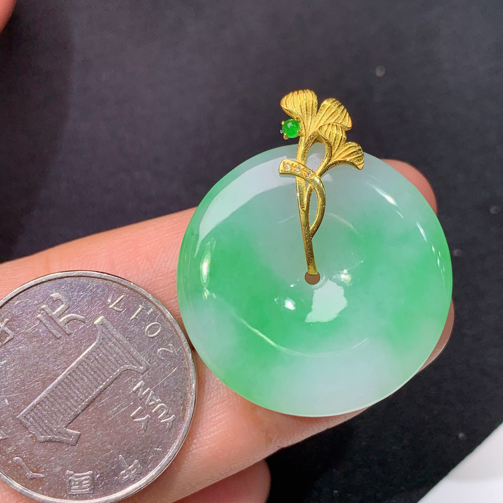 飘绿平安扣吊坠，18k金镶嵌，冰润色阳，玉质细腻，种水足，J34 尺寸33.6*28.2*4.3