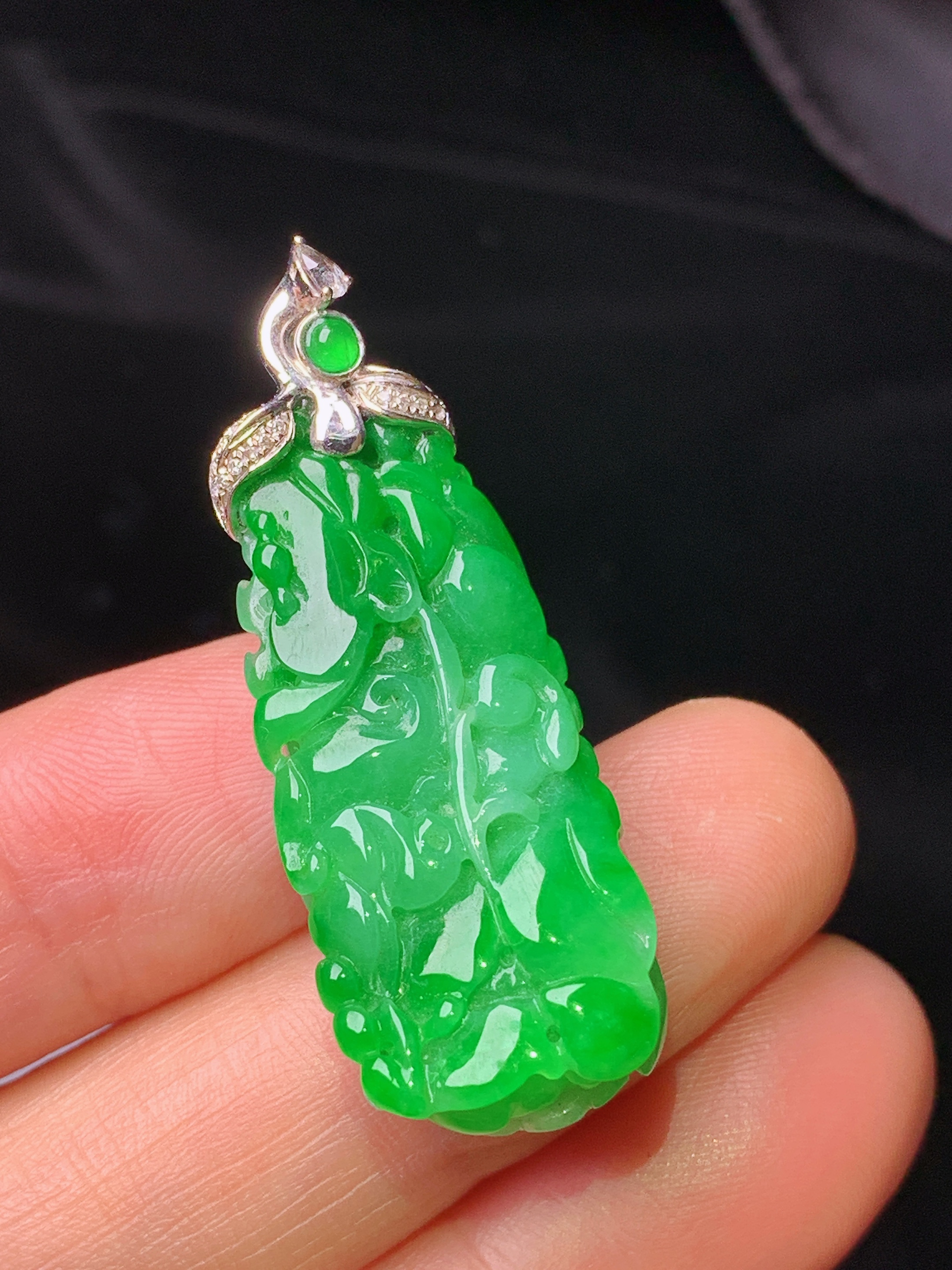 18k金钻镶嵌翠绿白菜吊坠 玉质细腻 色泽艳丽清新 水润亮眼 整体尺寸39*13.8*10.8