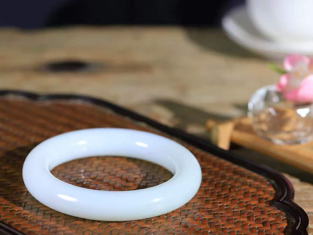 【玉佳人·手镯】

精品和田玉白玉手镯 ，玉质细腻油润，做工细致精美，端庄素雅，亭亭玉立，芊芊素手。