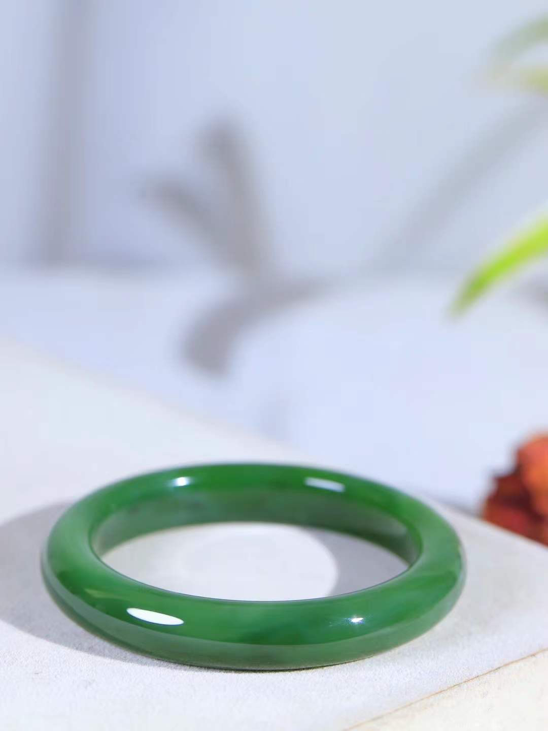 【碧色荡漾·手镯】

精品和田玉碧玉手镯，玉质细腻温润，手感舒适，️线条流畅，简约大气，美自