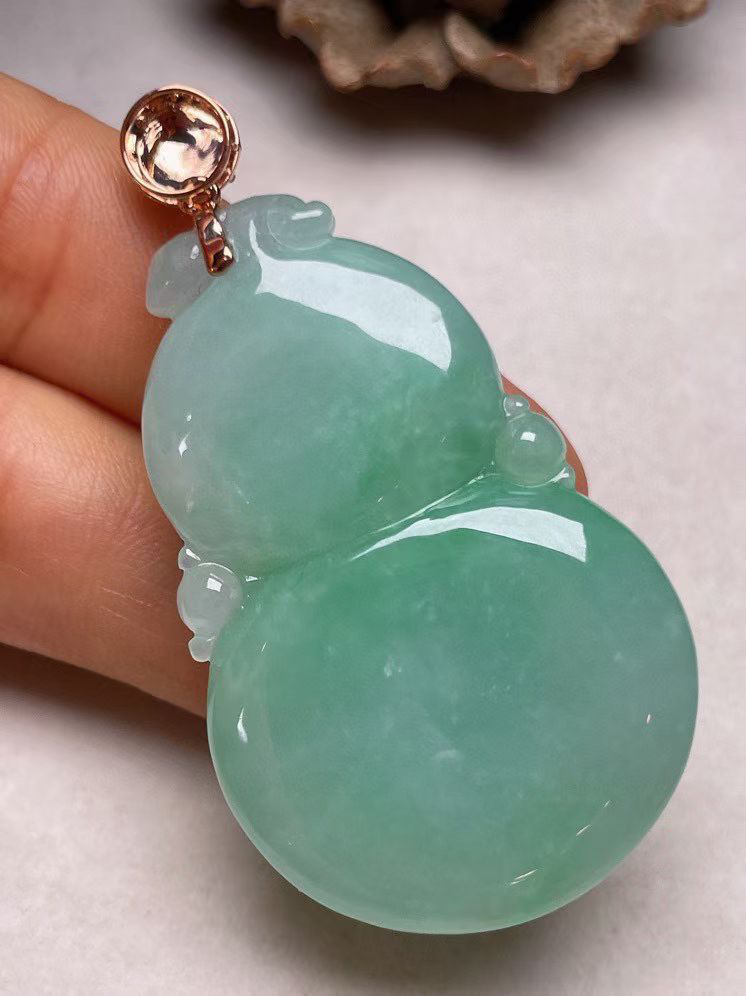冰糯种飘绿葫芦吊坠、真金真钻镶嵌，种水好，玉质细腻 .裸石尺寸 45.7*28.5