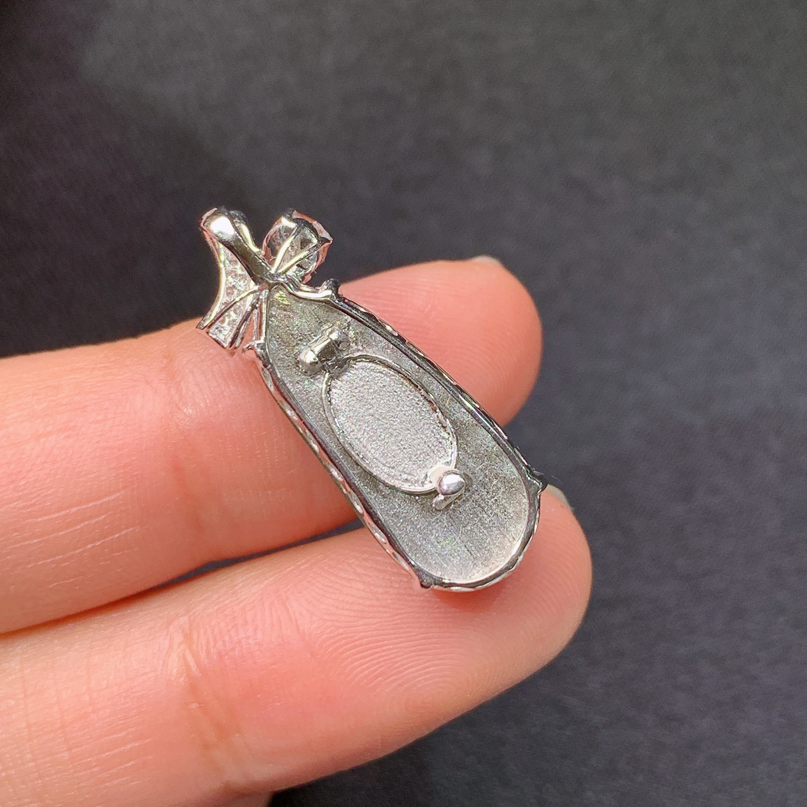 阳绿福豆吊坠，18k金镶嵌，冰润色阳，玉质细腻，种水足，Yt 尺寸25.8*9.6*6.9