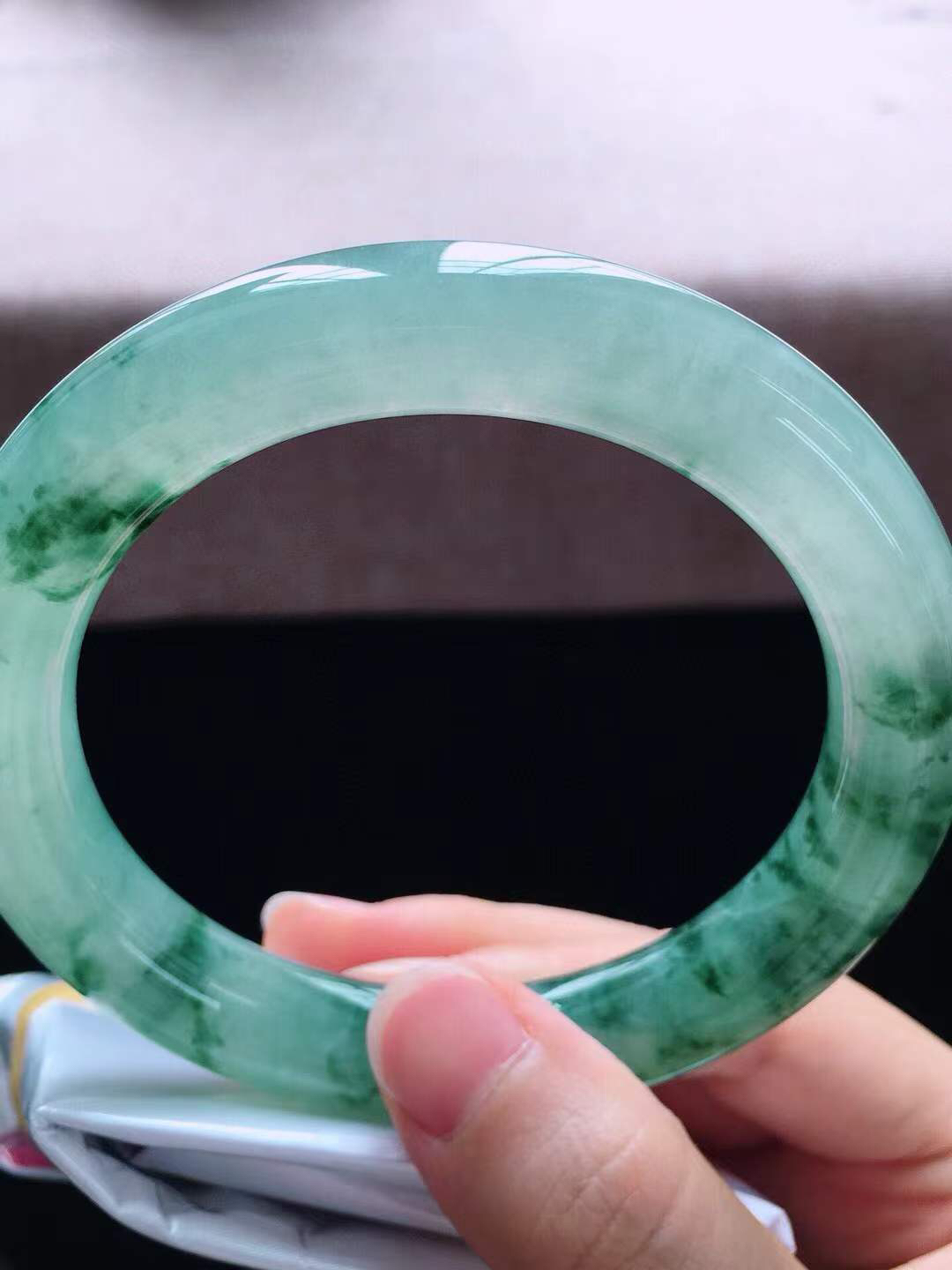 【翡翠名称】老种冰飘花61.6大圈口圆条手镯
【翡翠尺寸】61.6*12*11.5mm适合61.6-