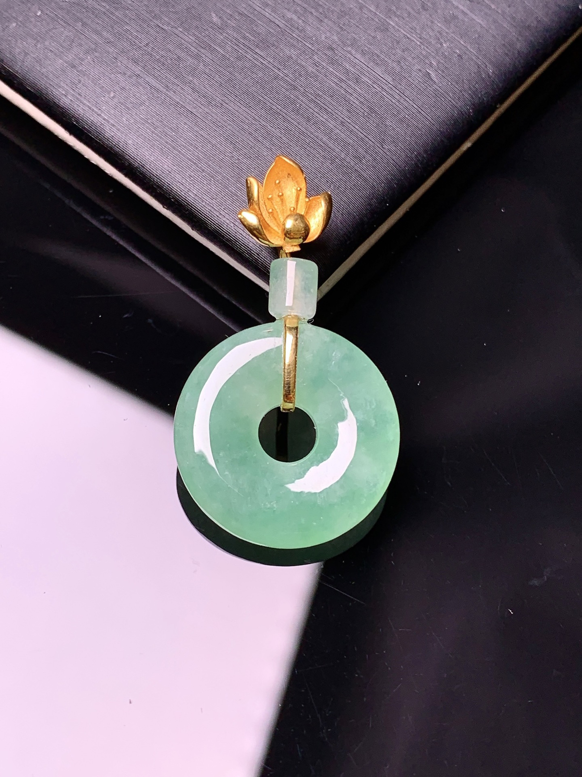 18k金钻镶嵌翠绿平安环吊坠 玉质细腻  色泽清新艳丽 yz整体尺寸30*17.2*4.2