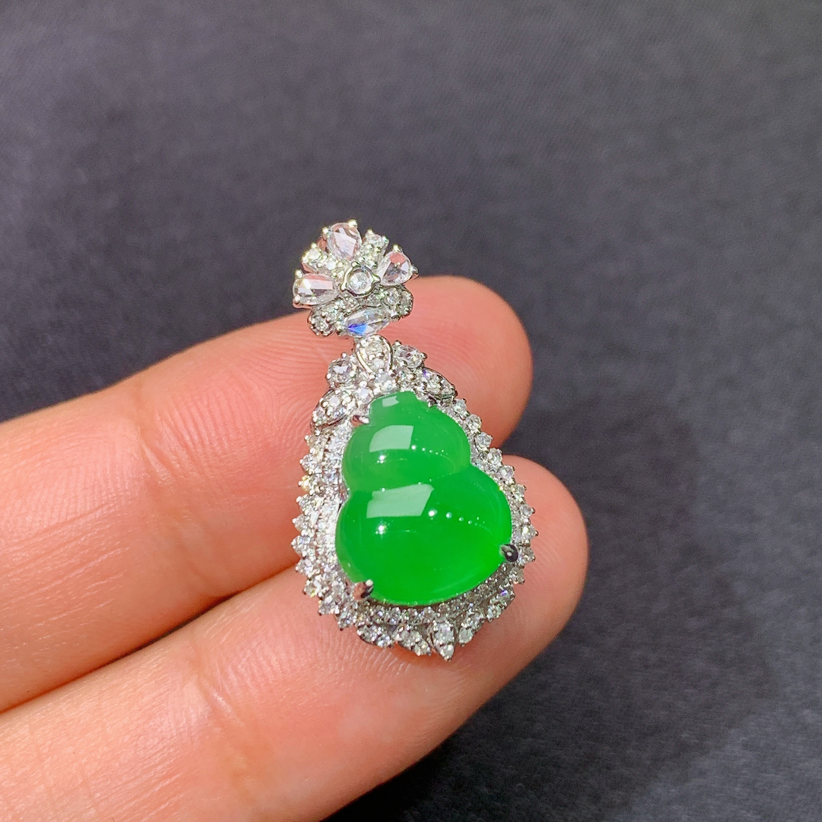 冰阳绿葫芦吊坠，18k金镶嵌，冰润色阳，玉质细腻，种水足，Cr 尺寸24*13*11.4