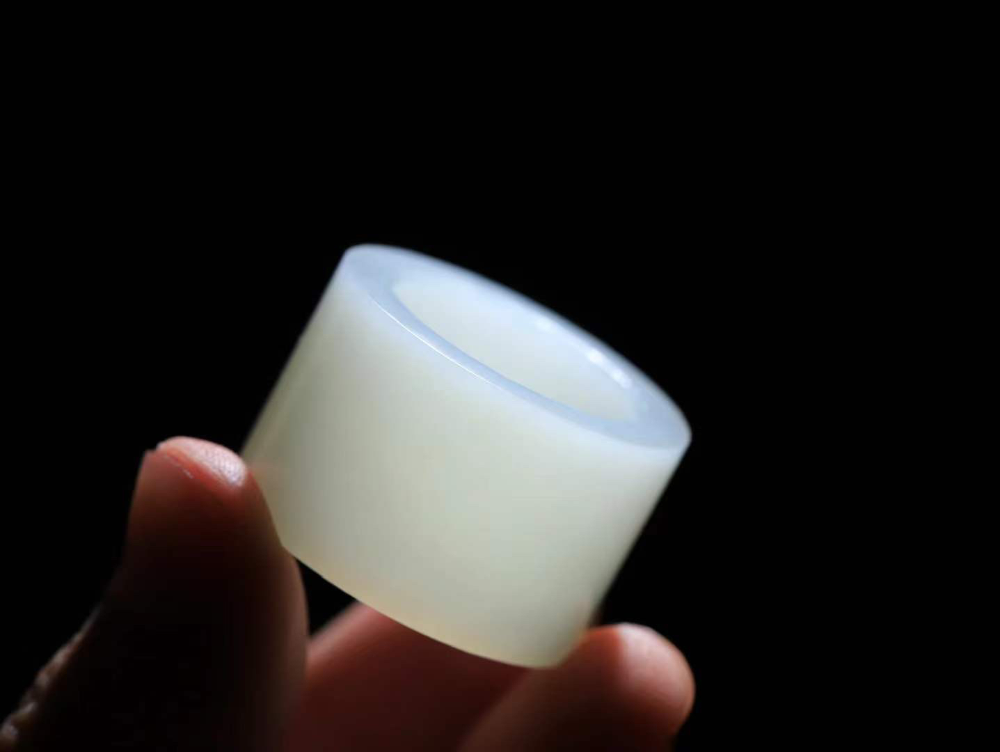 【古韵·扳指】

精品和田玉白玉扳指，玉质温润，油润感十足， 整器古韵生辉。优雅高贵。运筹帷幄于掌中，决胜于千里之外。重26.3克 内径圈口22.2mm尺寸21-5mmFDL-3634942