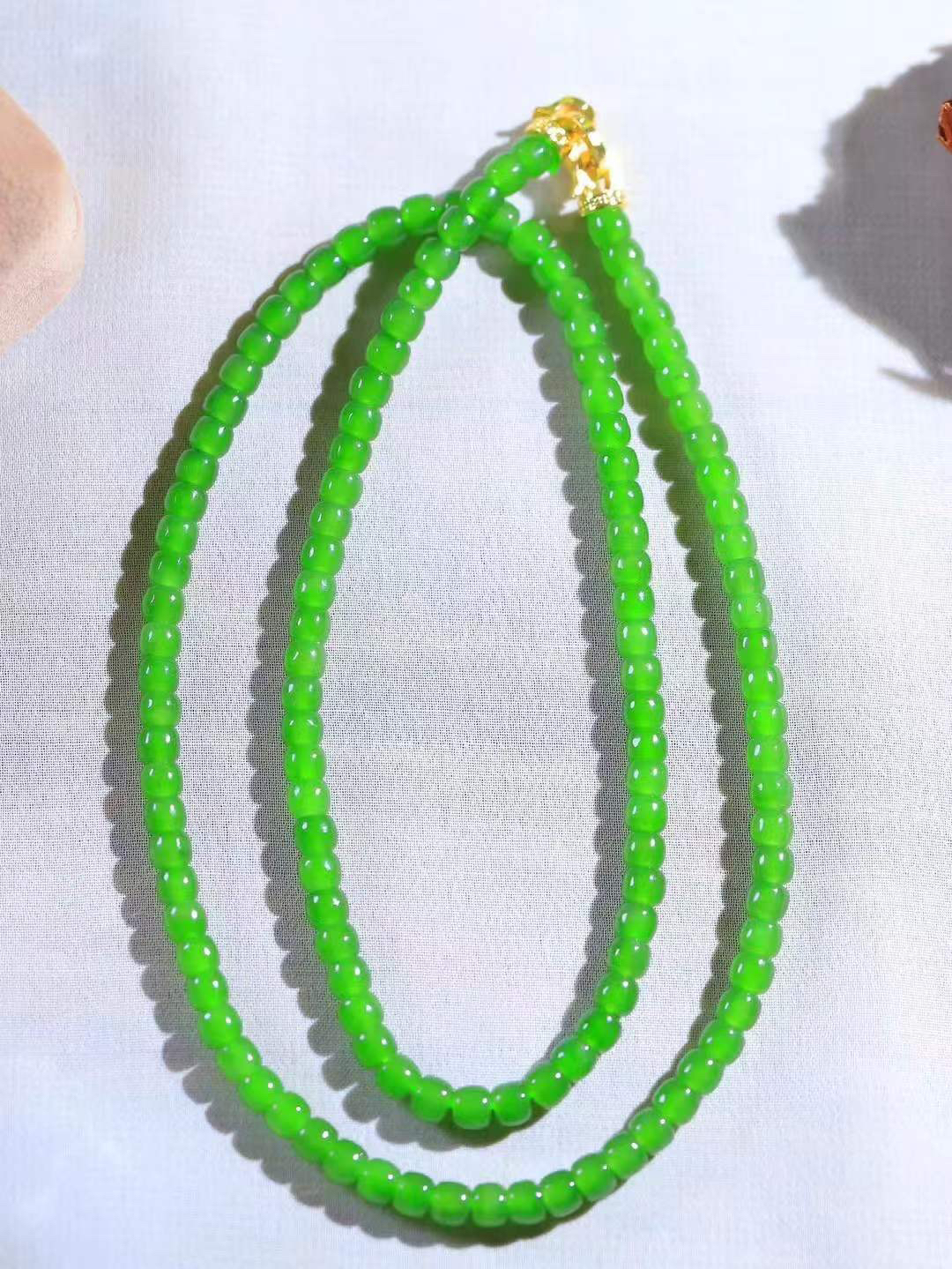 （老型珠珠.项链）

精品️和田玉碧玉老型珠项链，玉质细腻油润 饱满光滑 质朴无华，悠远简单，人心境界远，百世修炼深，心灵常驻善意持，觉悟人生百世修。
重26.5克    尺寸取一4.1-5mm    1028300A