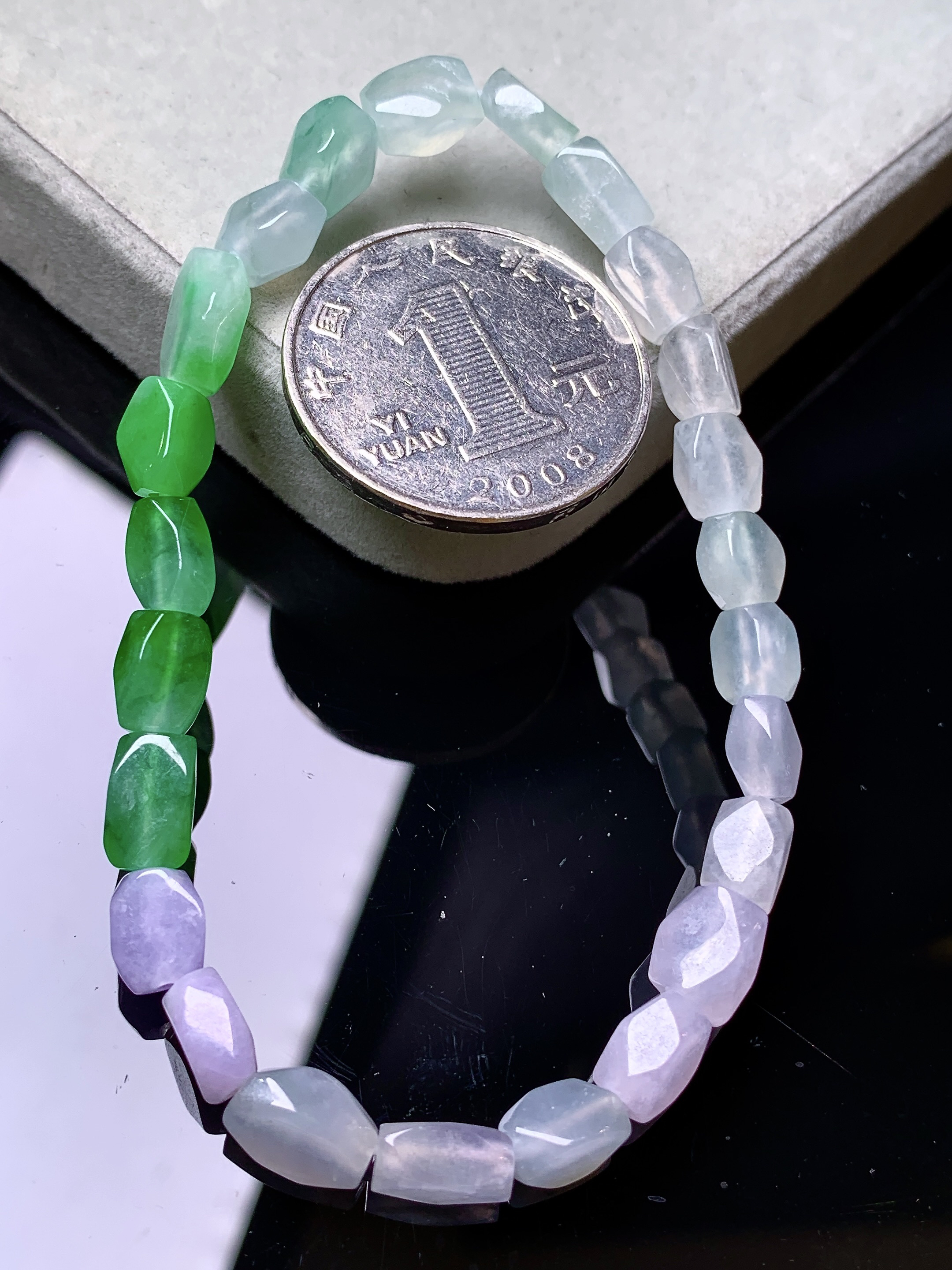 随形手链吊坠 玉质细腻 色泽艳丽清新 水润亮眼 整体尺寸7.5*5.6*4.5