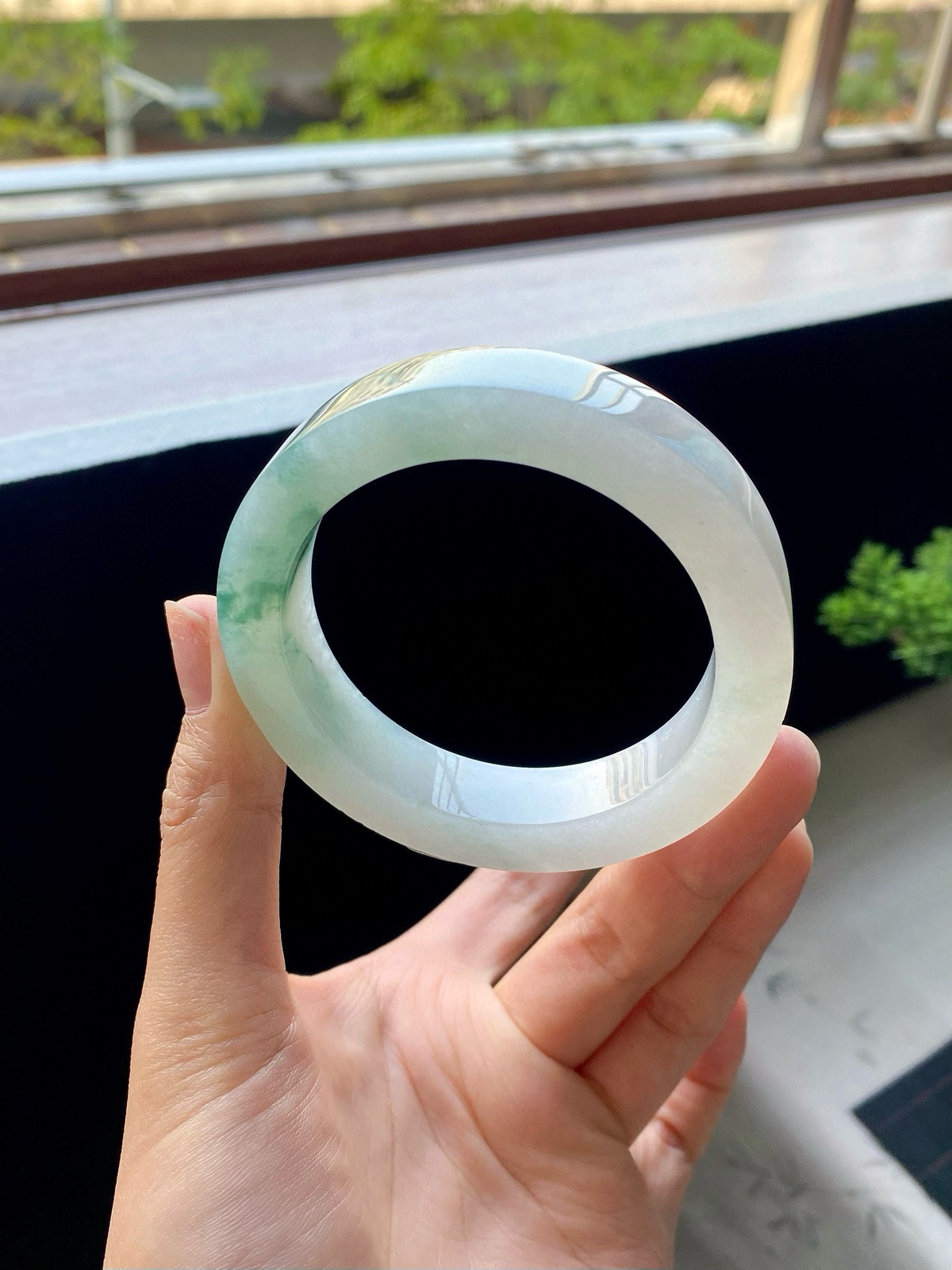 白冰飘花镯胚，正圈最大做58，圆条最大做54
⭕️74-55.6-13-9