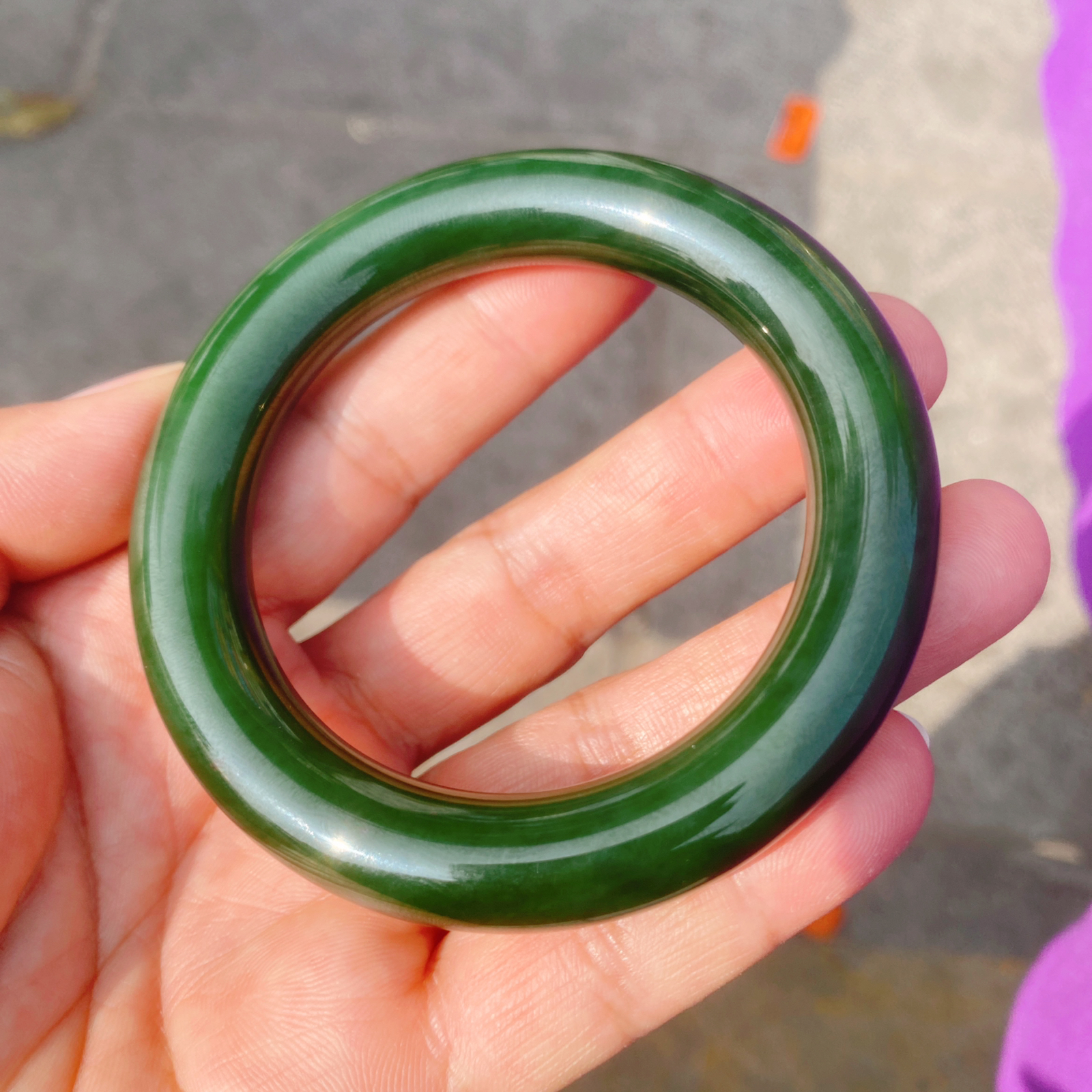 精品手镯和田玉菠菜绿红皮老料俄罗斯圆条手镯。56/12尺寸重73克 玉质细腻油润底色纯净脂粉好品质好