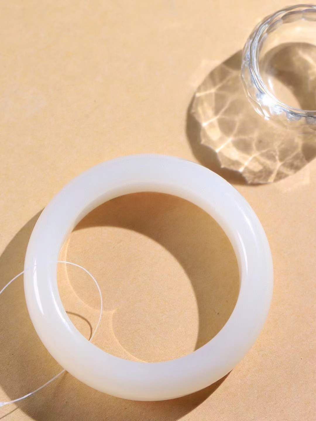 【情有独钟.手镯】

精品和田玉白玉手镯 玉质温润细腻 油性十足 手感舒适，高华雅逸，线条流畅，简约大气，美自天成，素雅高贵。佩戴于腕间，婉约之美，举手投足间透出那低调奢华。重75.2克 内径52.5mm 尺寸16-9.8mm   FDT-7935995