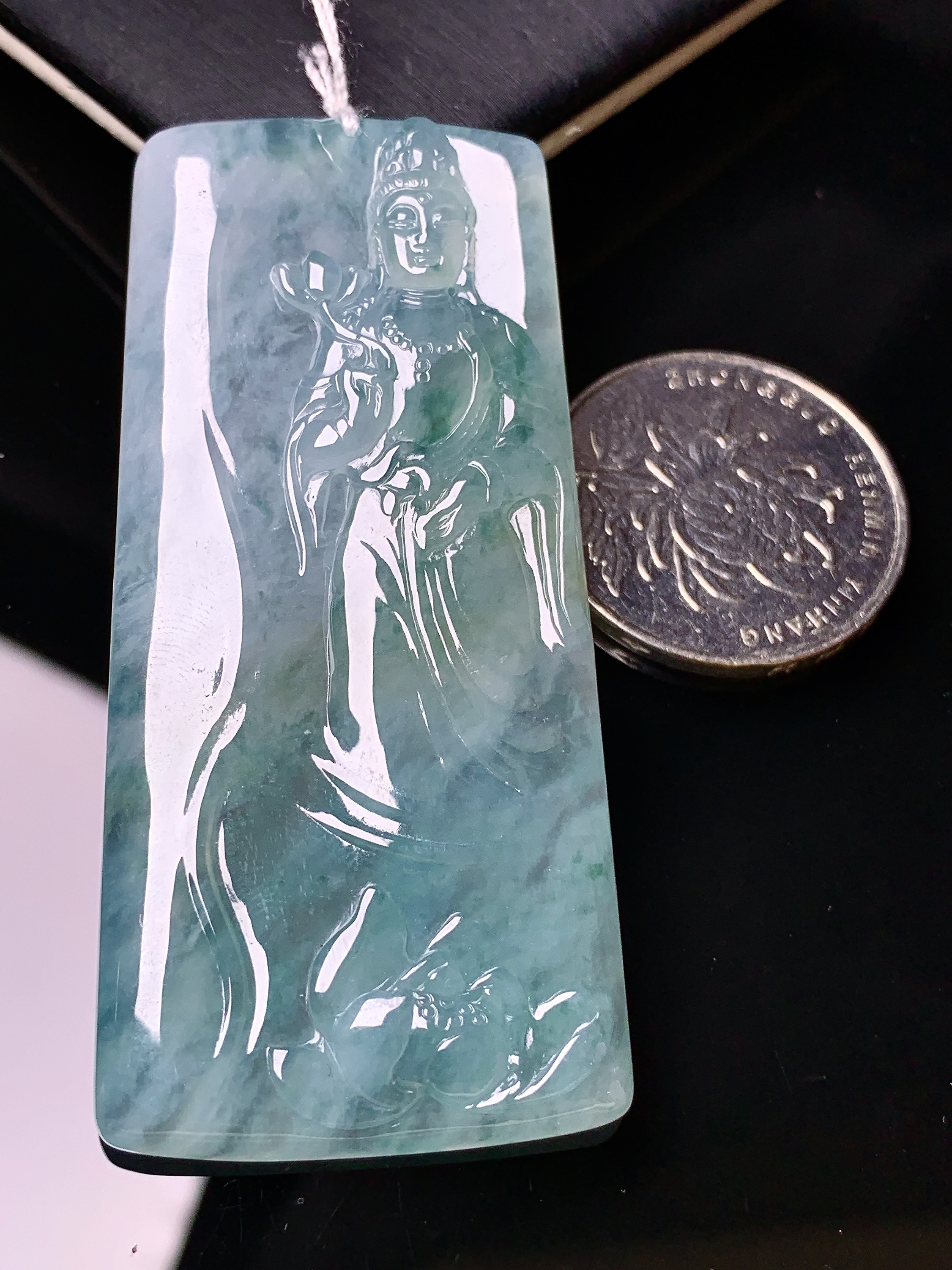 飘绿观音菩萨吊坠 玉质细腻 色泽艳丽清新 水润亮眼 整体尺寸62.6*29.5*5.8