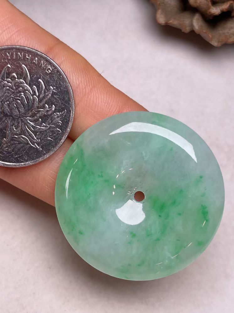 冰糯种飘绿【平安扣】吊坠，种水好，玉质细腻 ，卖相好