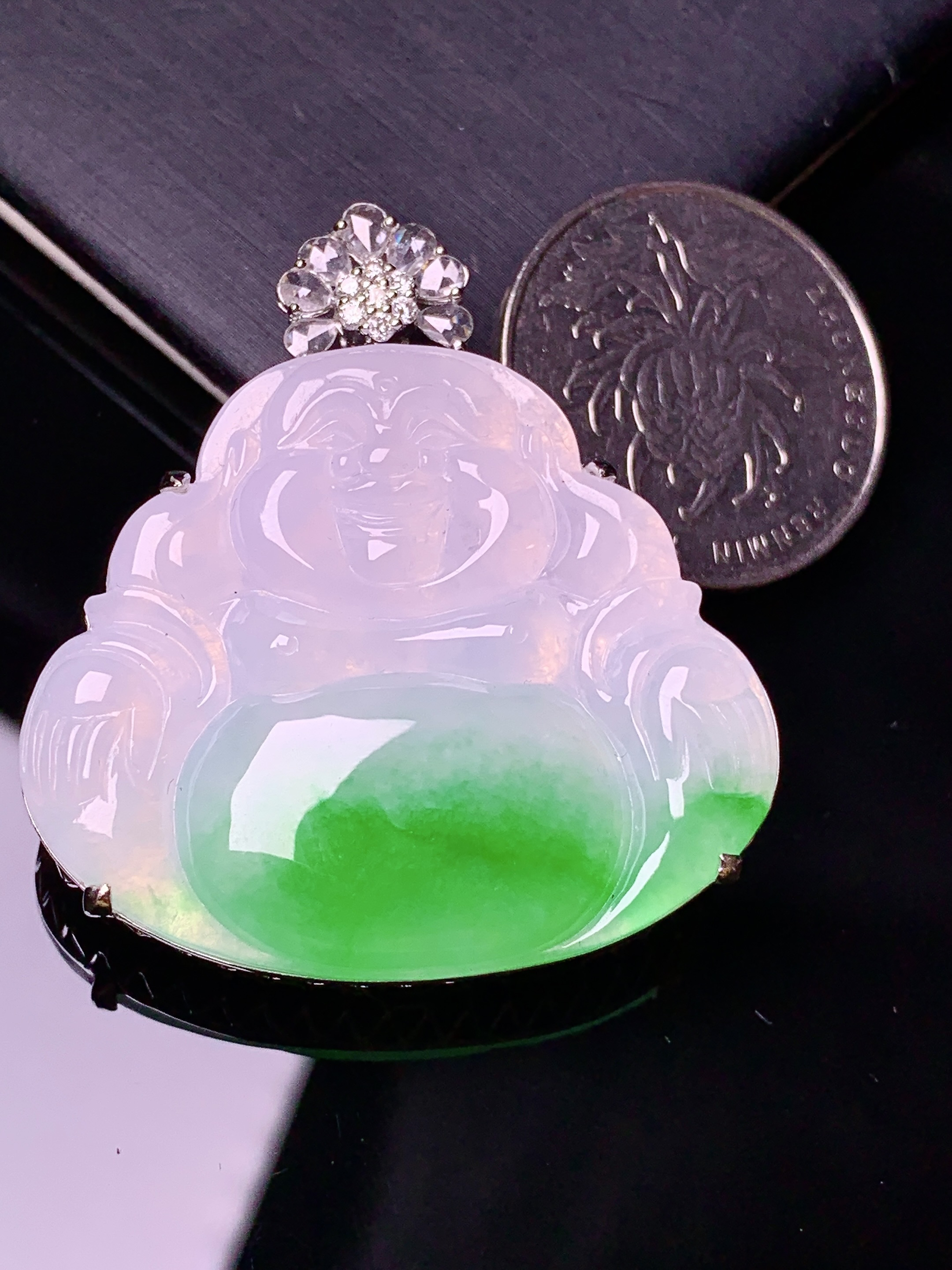 18k金钻镶嵌飘绿佛公吊坠 玉质细腻 色泽艳丽清新 水润亮眼 整体尺寸42*38.6*11