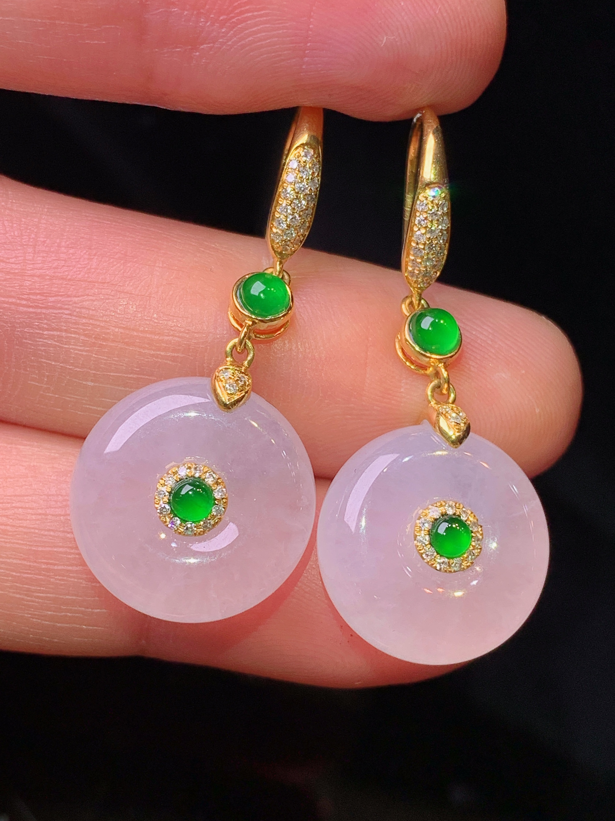 18k金钻镶嵌冰种平安扣耳坠 玉质细腻 色泽艳丽清新 水润亮眼 整体尺寸34.5*14.8*6.2