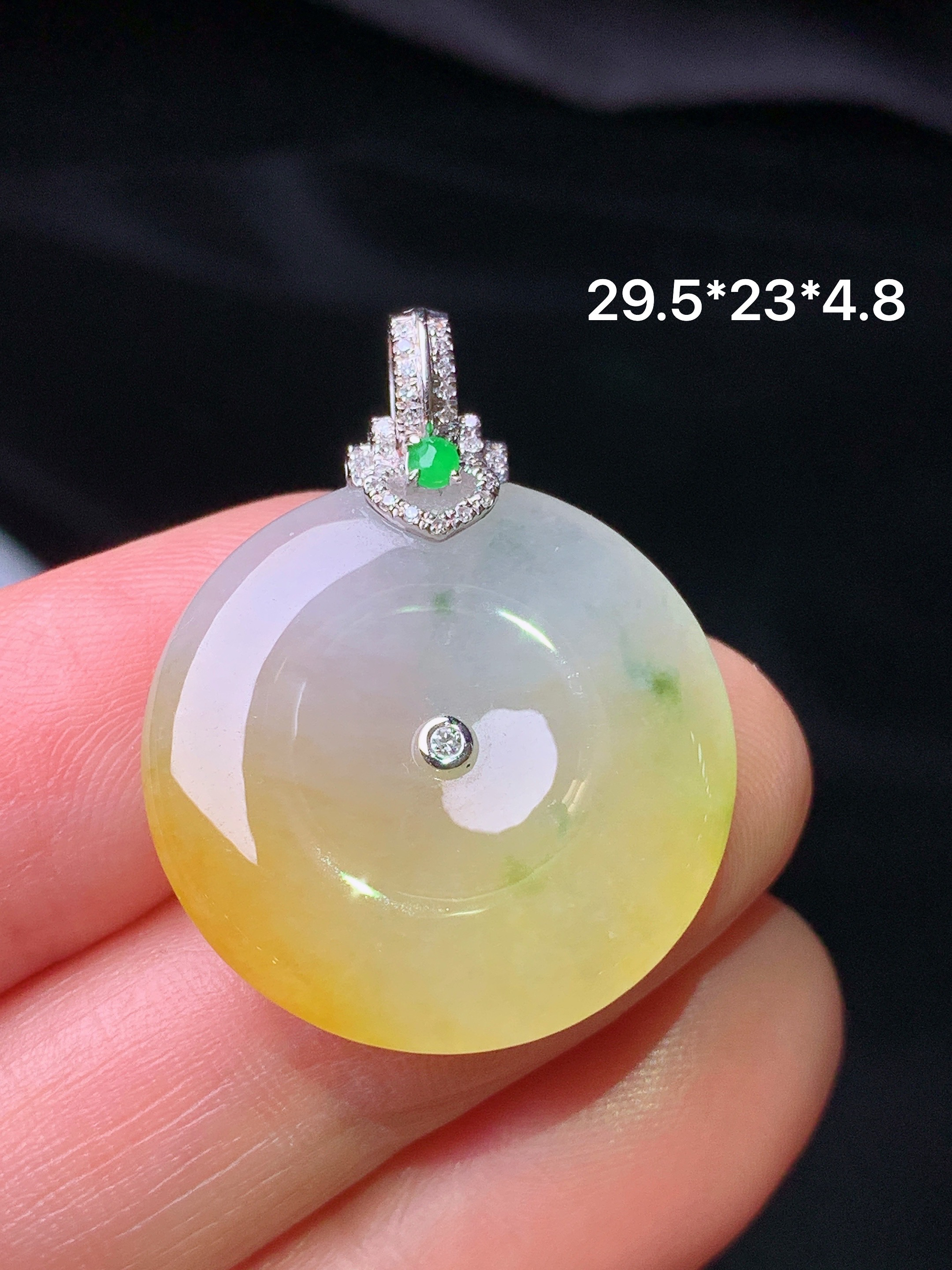 18k金钻镶嵌飘黄翡平安扣吊坠 玉质细腻 色泽艳丽清新 水润亮眼 整体尺寸29.5*23*4.8