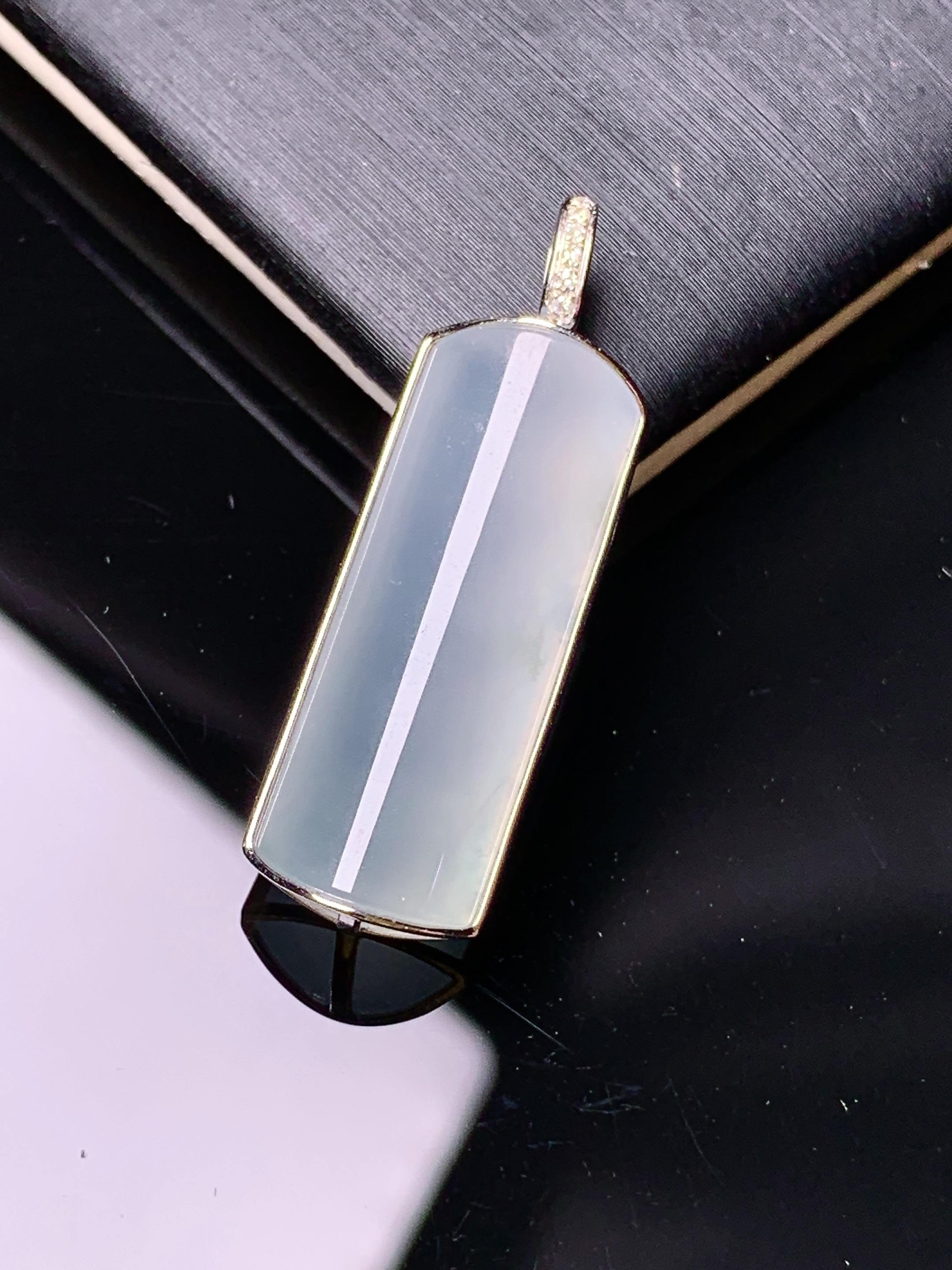 冰种玉柱吊坠 玉质细腻 色泽艳丽清新 水润亮眼 整体尺寸30.6*9.7*5.2