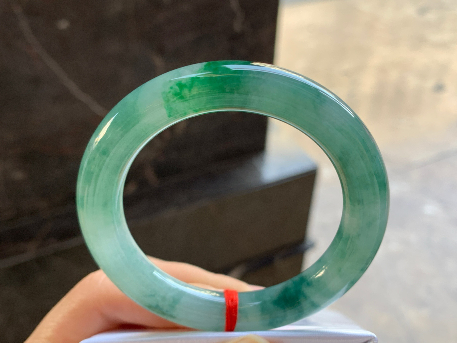 52.5-10.6

浓绿色圆条手镯^_^颜色鲜艳