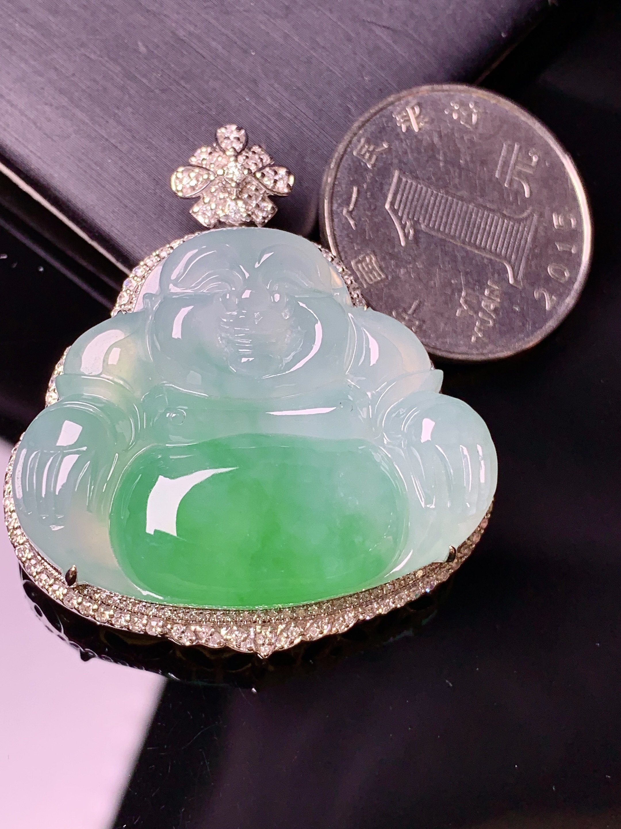 18k金钻镶嵌飘绿佛公吊坠 玉质细腻 色泽艳丽清新 水润亮眼 整体尺寸43.5*38.2*12