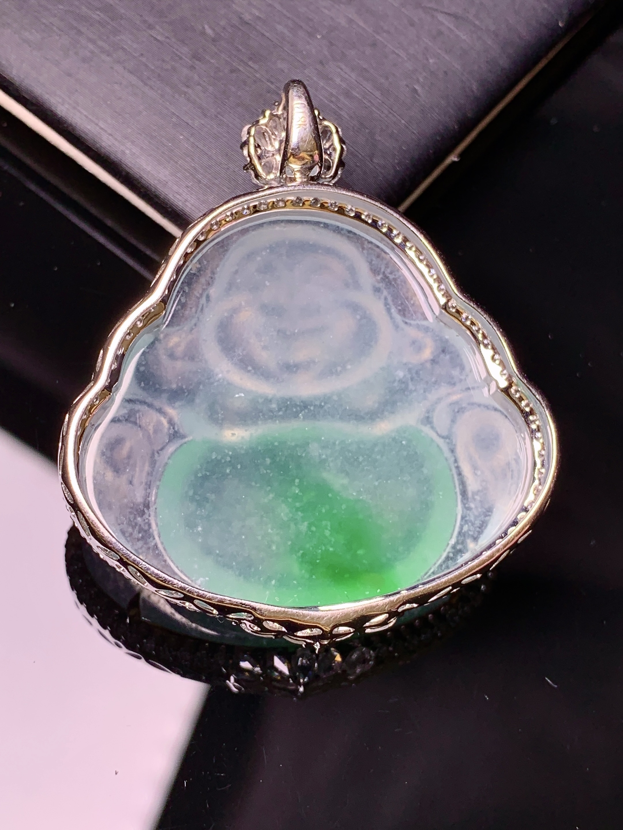 18k金钻镶嵌冰种飘绿佛公吊坠 玉质细腻 色泽艳丽清新 水润亮眼 整体尺寸43.8*37.7*11.8