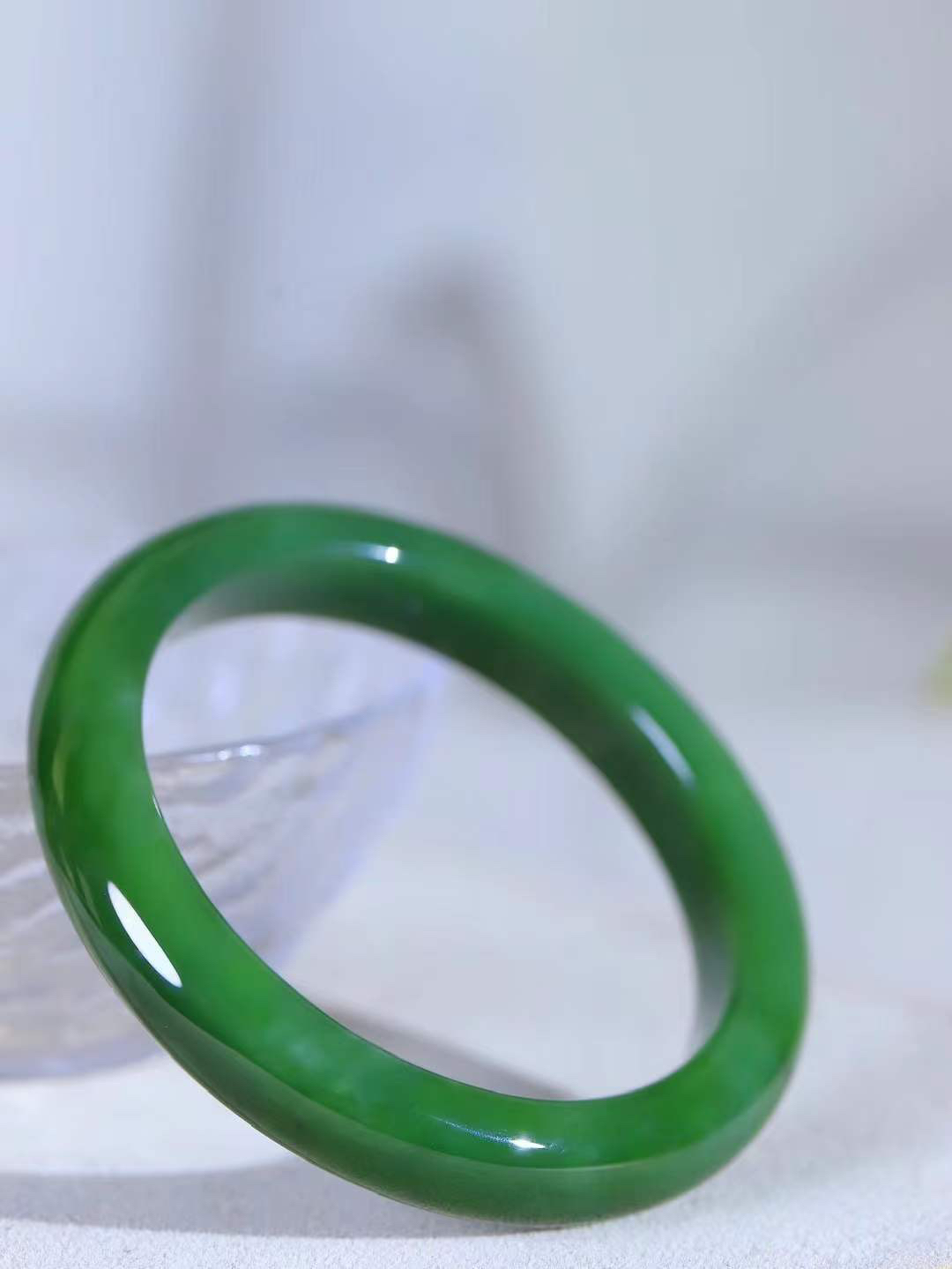 【碧色荡漾·手镯】

精品和田玉碧玉手镯，玉质细腻温润，手感舒适，️线条流畅，简约大气，美自天成，佩戴于腕间，婉约之美，举手投足间透出那份低调奢华，醉人心扉。重54克  内径圈口57mm  尺寸11.5-9mm  FDA-6624333