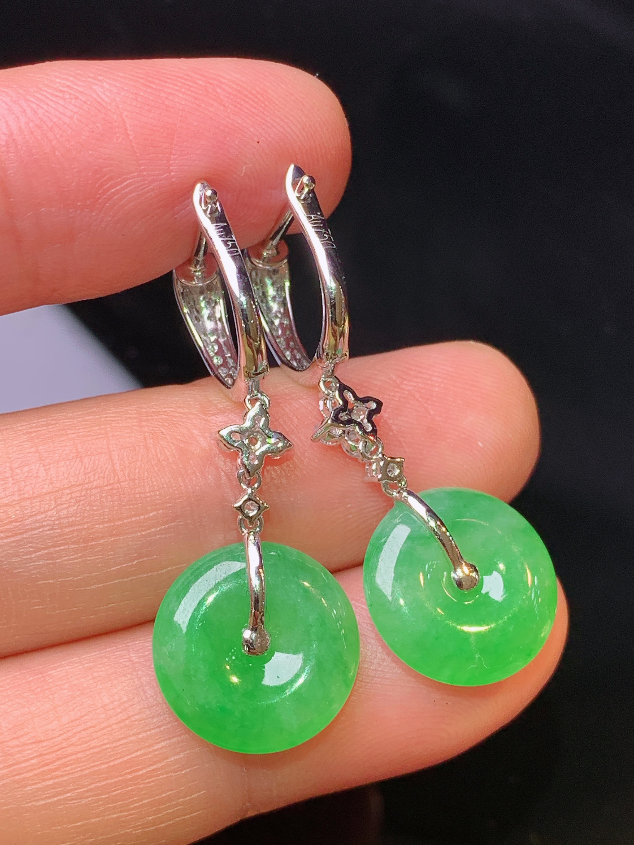 18k金钻镶嵌满绿平安扣耳坠 玉质细腻 色泽艳丽清新 水润亮眼 整体尺寸33.6*12.6*3.2