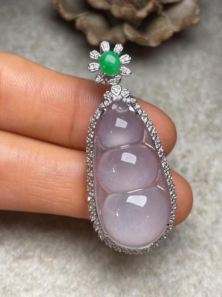 冰种福豆吊坠、真金真钻镶嵌，种水好，玉质细腻 .裸石尺寸 29.3*14.5