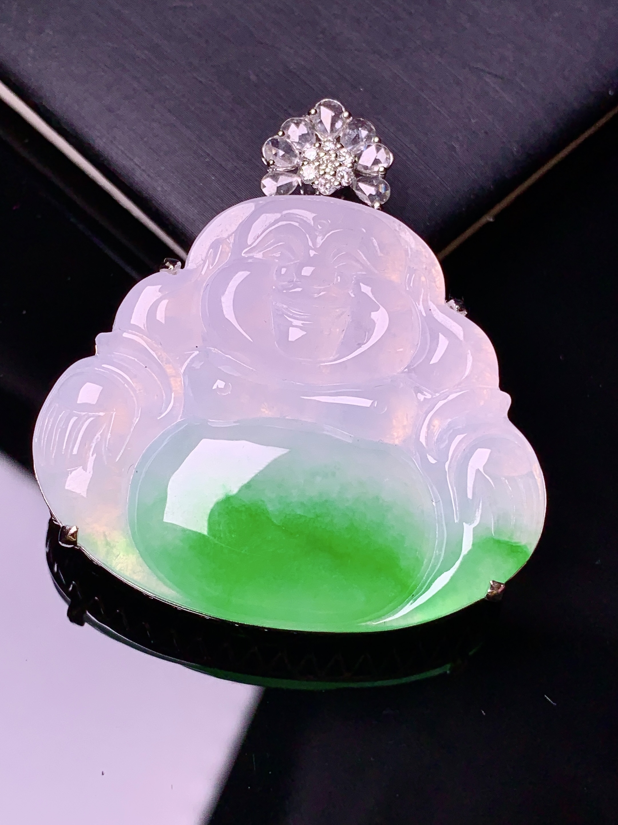 18k金钻镶嵌飘绿佛公吊坠 玉质细腻 色泽艳丽清新 水润亮眼 整体尺寸42*38.6*11