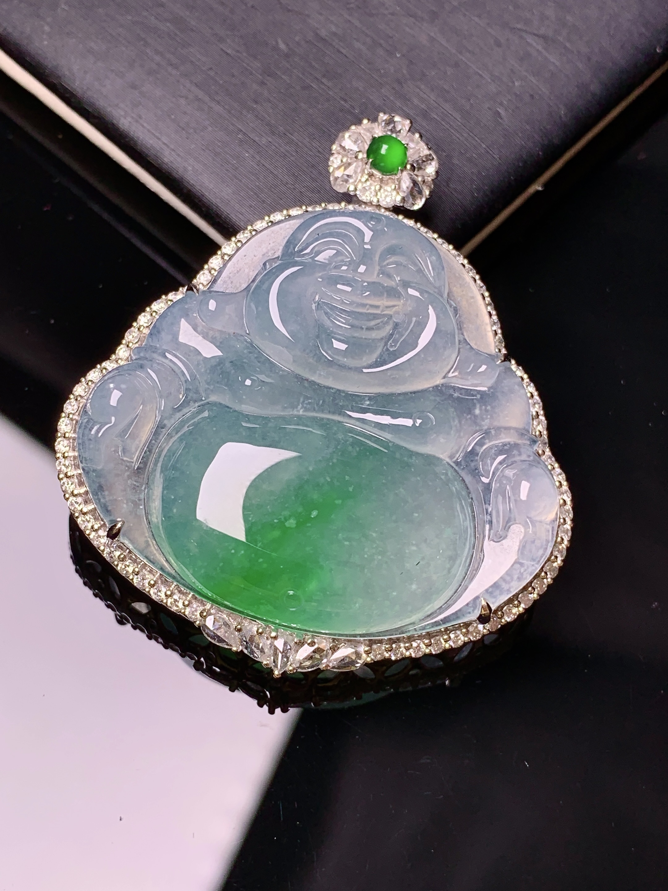 18k金钻镶嵌冰种飘绿佛公吊坠 玉质细腻 色泽艳丽清新 水润亮眼 整体尺寸43.8*37.7*11.8