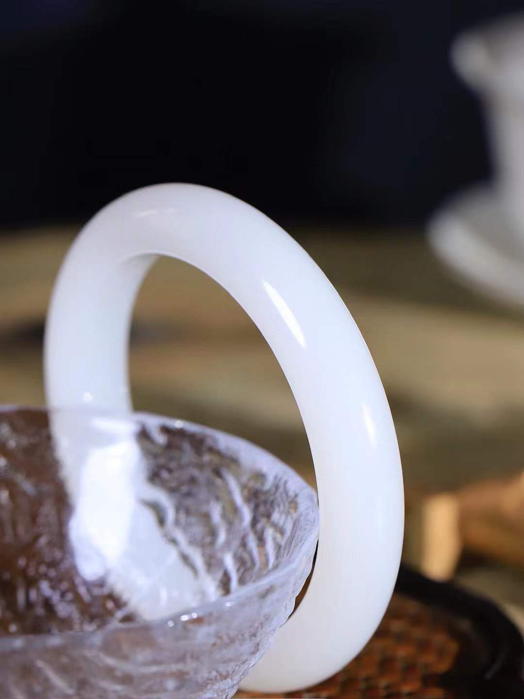 【婉约佳人.镯】

精品和田玉白玉手镯，玉质细腻，触感温润，佩戴它，感受玉石的温度与自然的灵性，让每一天都充满诗意与美好。重68.7克  尺寸59-12.8-10mm  1135933T