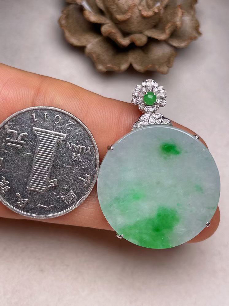 冰种飘绿平安扣吊坠、真金真钻镶嵌，种水好，玉质细腻 .裸石尺寸 26.7.