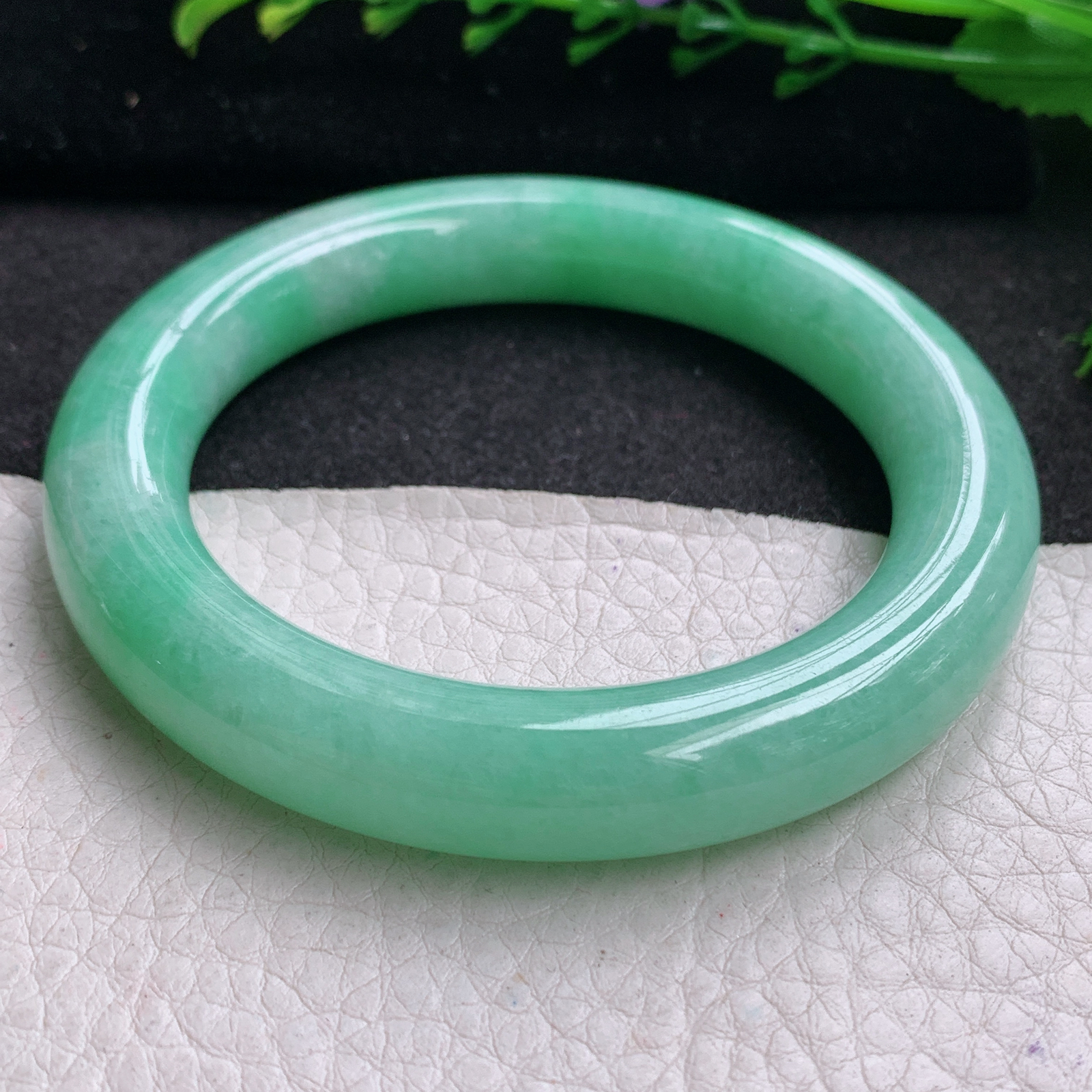 yh实拍55.5*11美人镯 天然缅甸翡翠A货玉手镯满绿圆条玉手环