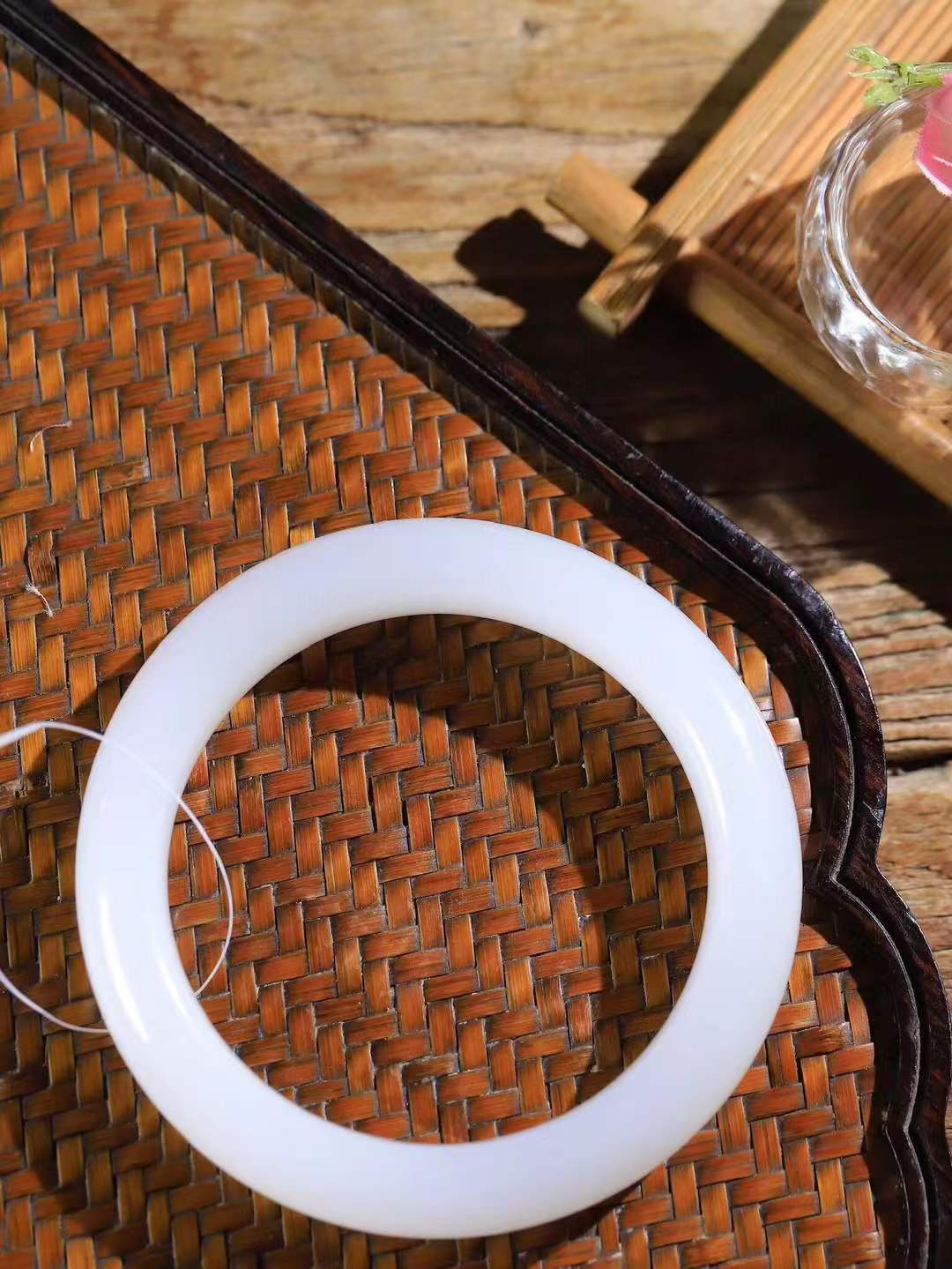 【婉约佳人.镯】

精品和田玉白玉手镯，玉质细腻，触感温润，佩戴它，感受玉石的温度与自然的灵性，让每一天都充满诗意与美好。重68.7克  尺寸59-12.8-10mm  1135933T