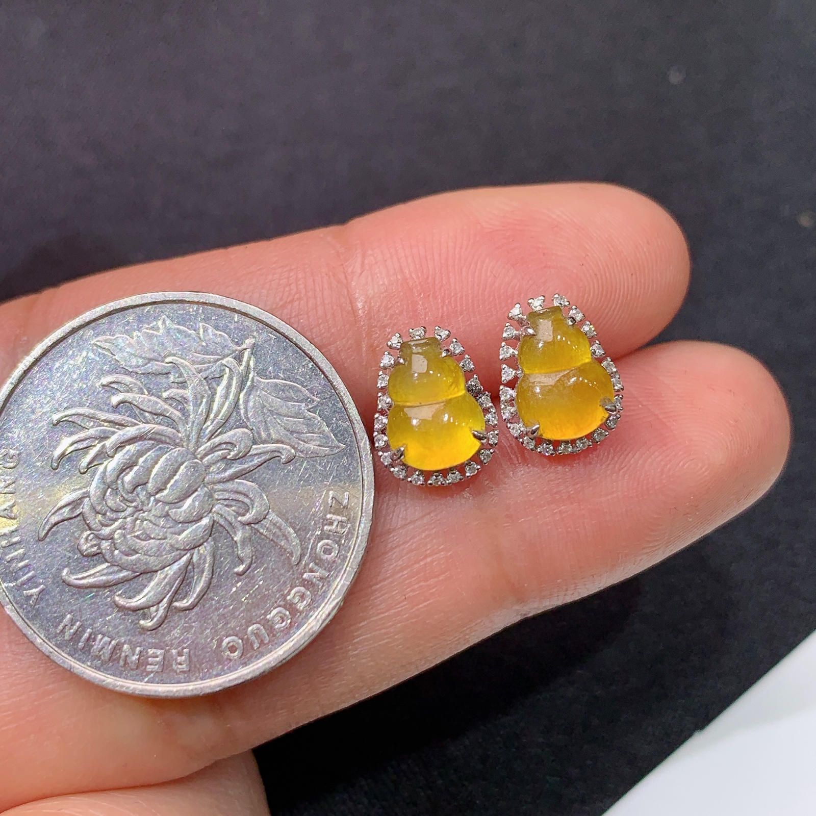 冰黄翡葫芦耳钉，18k金镶嵌，简约时尚，冰润鲜艳，种水足，Yt 尺寸7.3*5.6*2