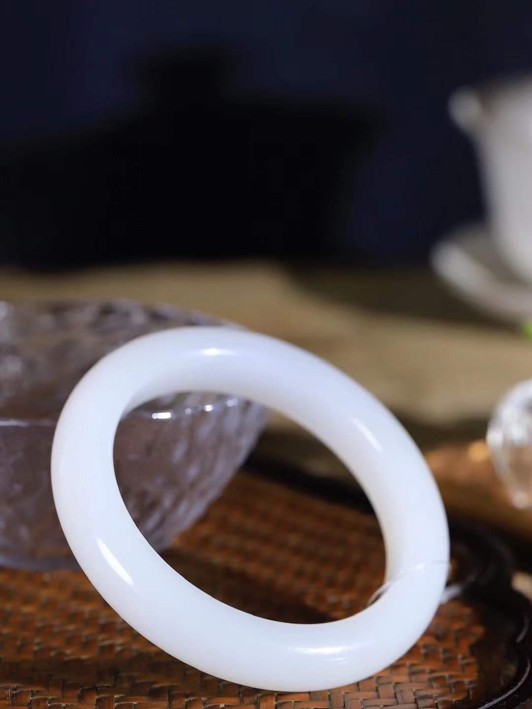 （一见倾心.手镯）

精品和田玉白玉手镯，玉质温润细腻 油性十足 手感舒适，高华雅逸，线条流畅，简约大气，美自天成，素雅高贵。佩戴于腕间，婉约之美，举手投足间透出那低调奢华。重63.6克 尺寸56-12.6-9.5mm1731930T