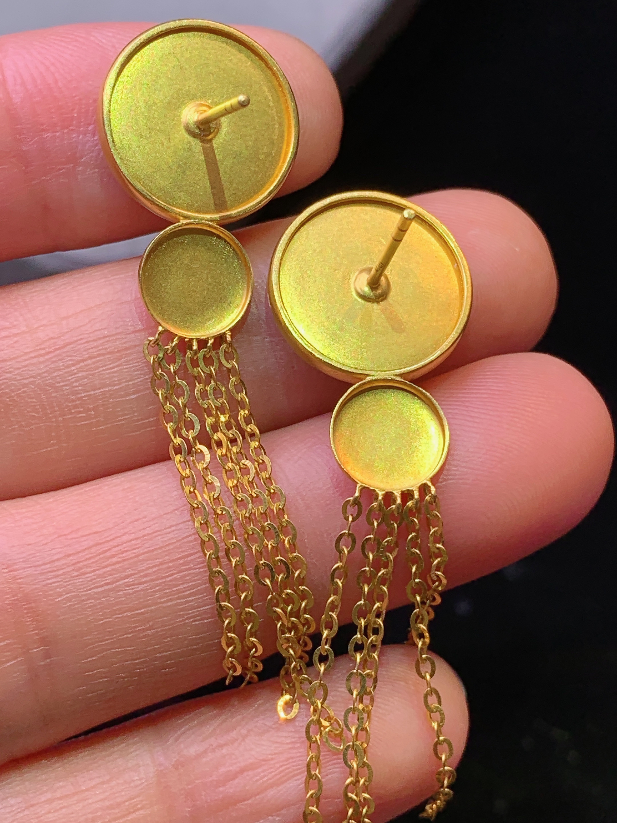 18k金镶嵌翠绿平安扣耳坠 玉质细腻 色泽艳丽清新 水润亮眼 整体尺寸52*13.5*2.5