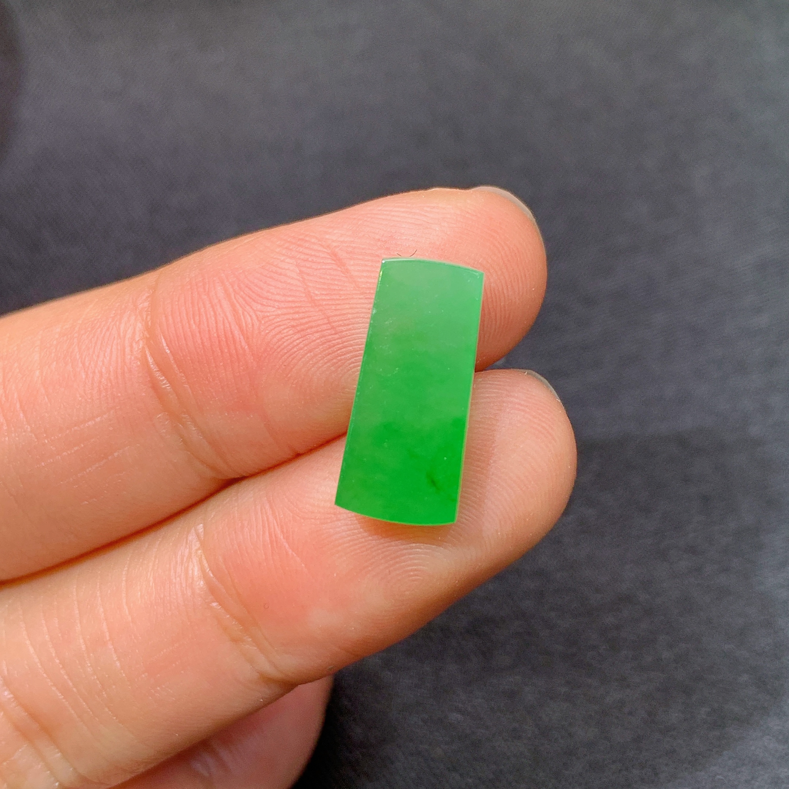 阳绿无事牌，镶嵌佳品，冰润色阳，种水足，001 尺寸14.8*6.7*2.9