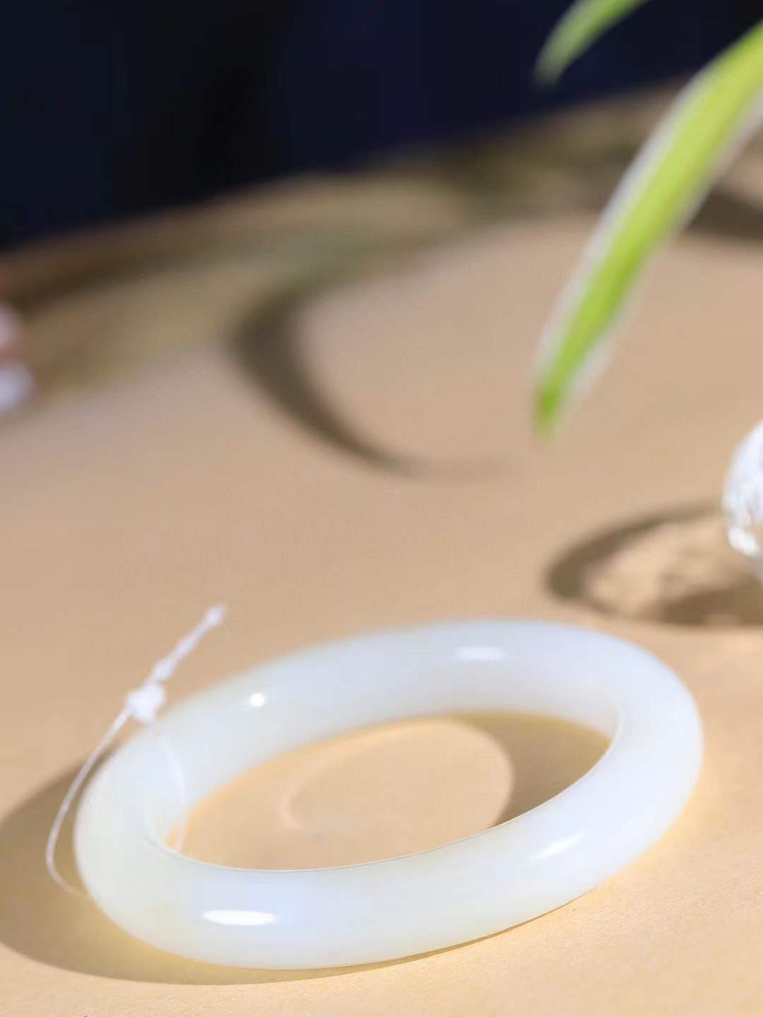 [温润如玉.手镯]

精品和田玉糖白玉手镯。玉质温润细腻 油性十足 手感舒适，高华雅逸，线条流畅，简约大气，美自天成，素雅高贵。佩戴于腕间，婉约之美，举手投足间透出那份低调奢华。重70克 内径60mm尺寸11.8-10.7mm7836914T