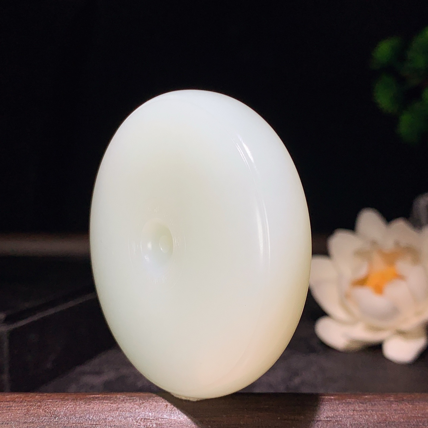 新疆和田玉平安扣挂件。尺寸56/15重97.8克。玉质细腻油润。手推出油。佩戴高端典雅。lt260309