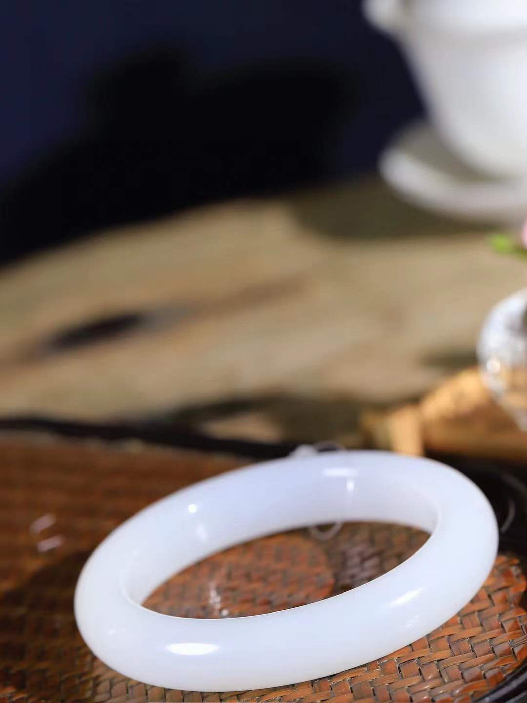 （一见倾心.手镯）

精品和田玉白玉手镯，玉质温润细腻 油性十足 手感舒适，高华雅逸，线条流畅，简约大气，美自天成，素雅高贵。佩戴于腕间，婉约之美，举手投足间透出那低调奢华。重63.6克 尺寸56-12.6-9.5mm1731930T