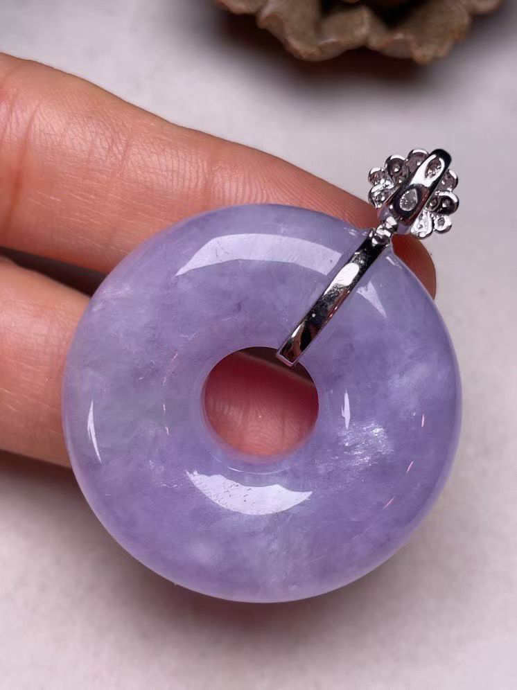 冰糯种紫罗兰平安扣吊坠，真金真钻镶嵌，种水好，玉质细腻 .裸石尺寸 34.0