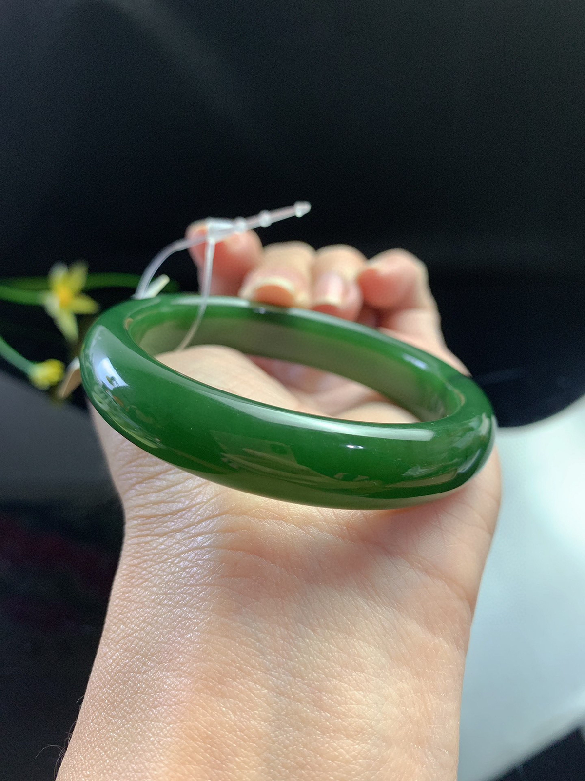 和田玉碧玉52圈口菠菜绿手镯，圈口52宽11.8重40.3克，精品黑皮7号料，玉质细腻油润 底色纯净 无裂无棉 脂粉好，品质