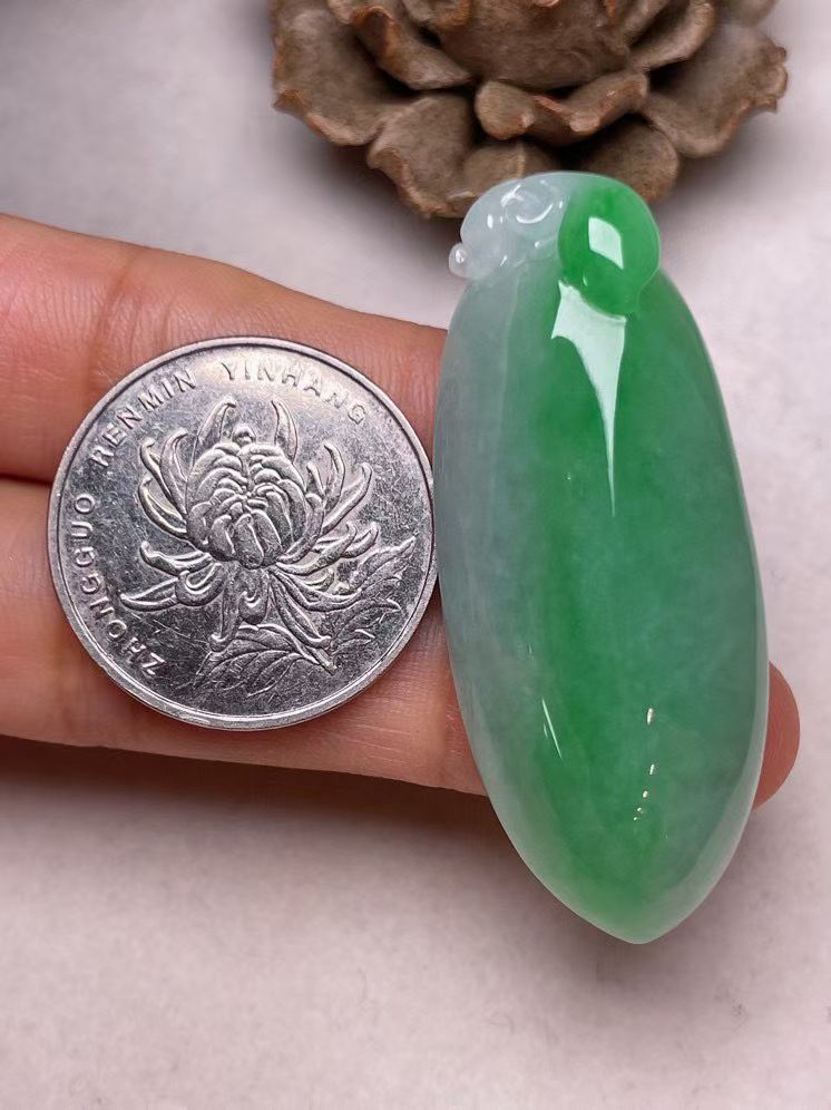 冰糯种飘绿【福瓜】吊坠，种水好，玉质细腻 ，卖相好、