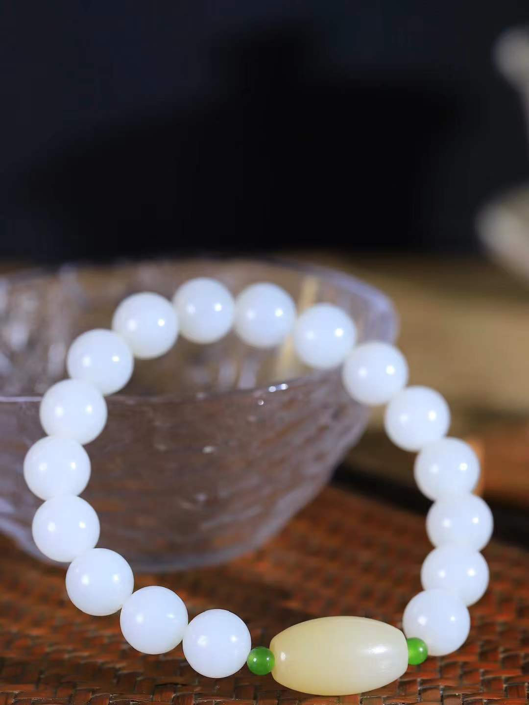 【珠圆玉润.手串】

精品️和田玉白玉珠圆玉润手串 玉质温润细腻  整串打磨圆润，佩戴舒适。珠珠落玉盘，间关莺语花底滑，一生美好时光，无论身在何处，都有它相伴相守。事事顺遂，幸福美满，吉祥如意。重30.5克 尺寸取一10mm  FDA-8826434