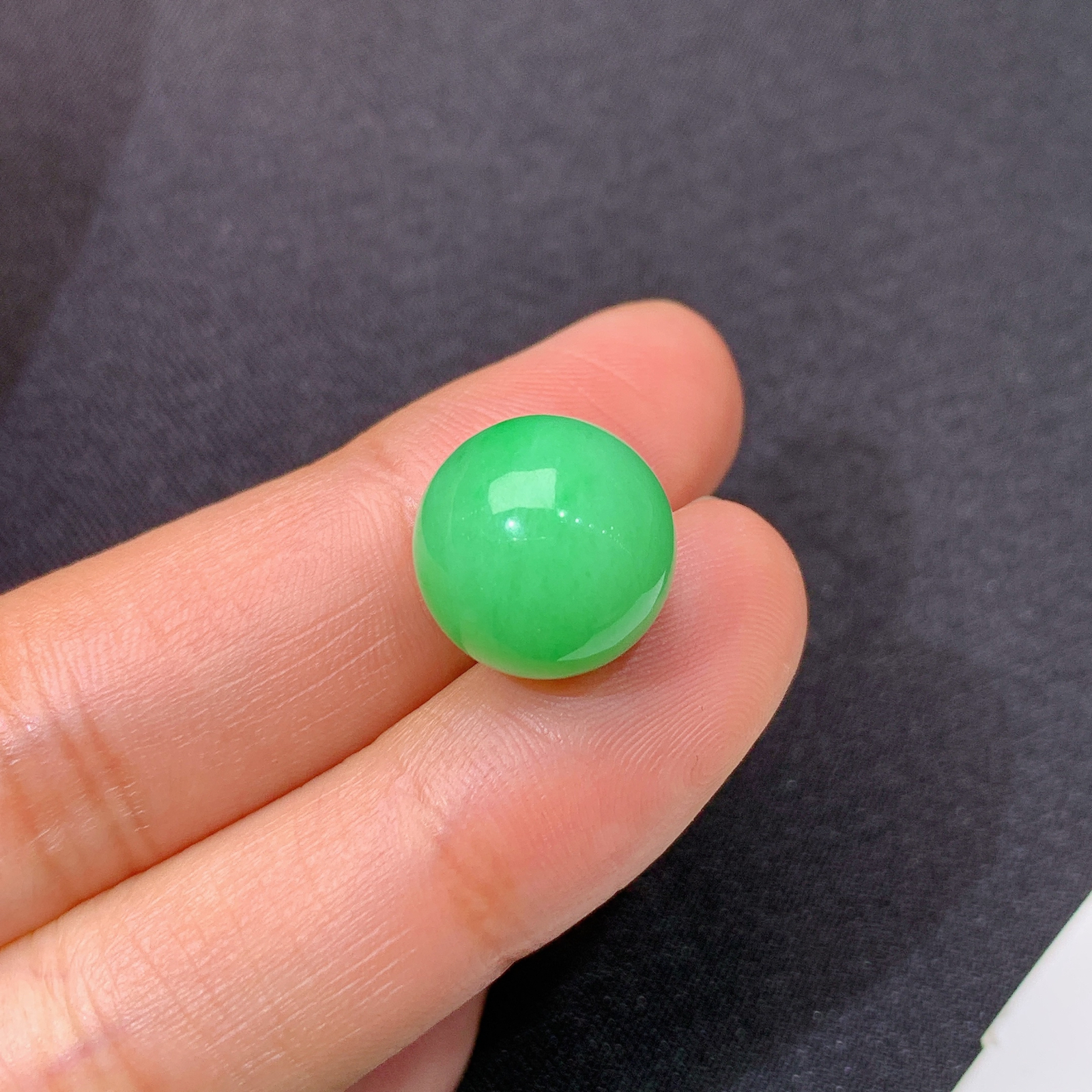 阳绿圆珠，镶嵌佳品，冰润色阳，玉质细腻，种水足，Hl 尺寸12.4